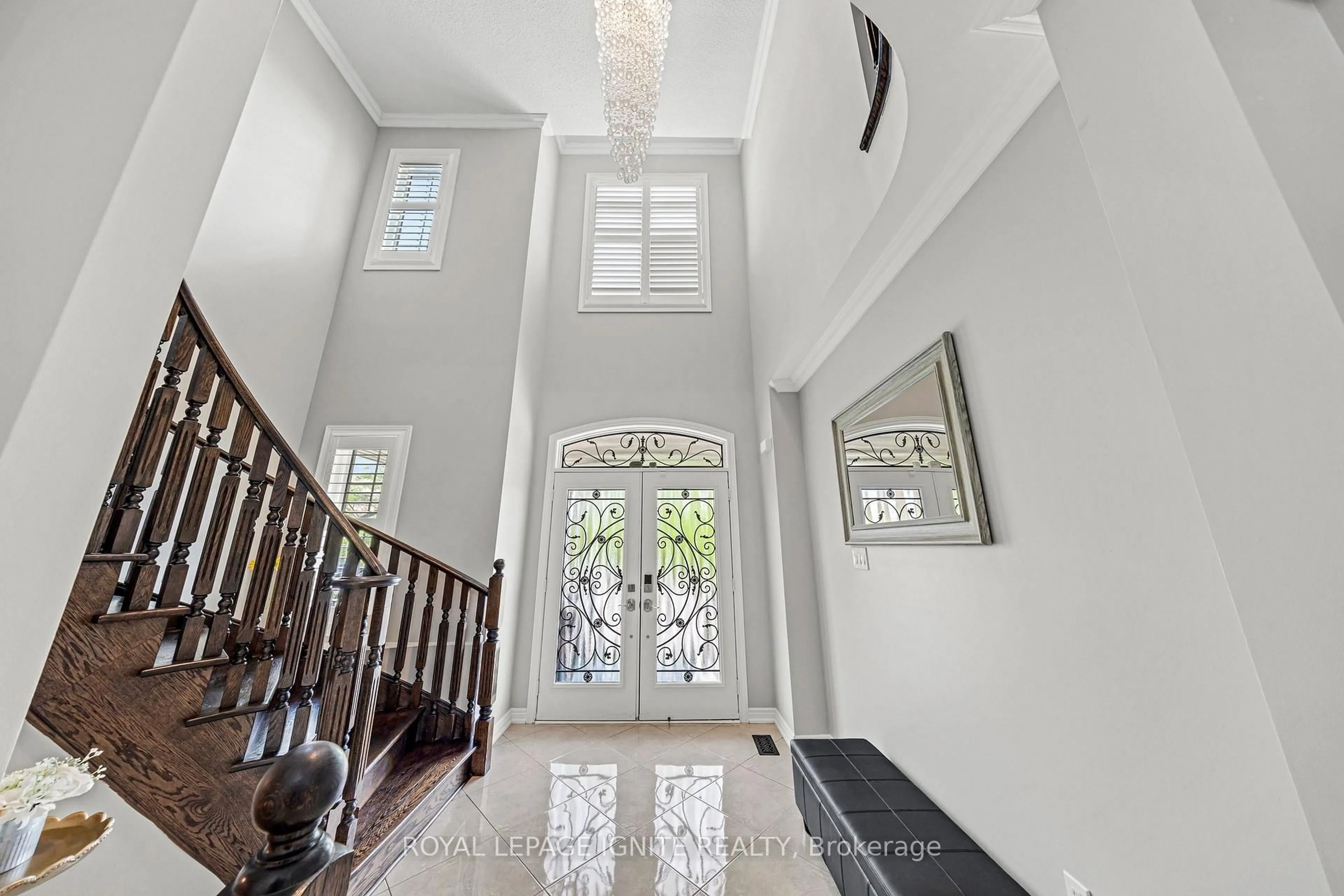 Indoor foyer for 10 Greenforest Grve, Whitchurch-Stouffville Ontario L4A 0C5