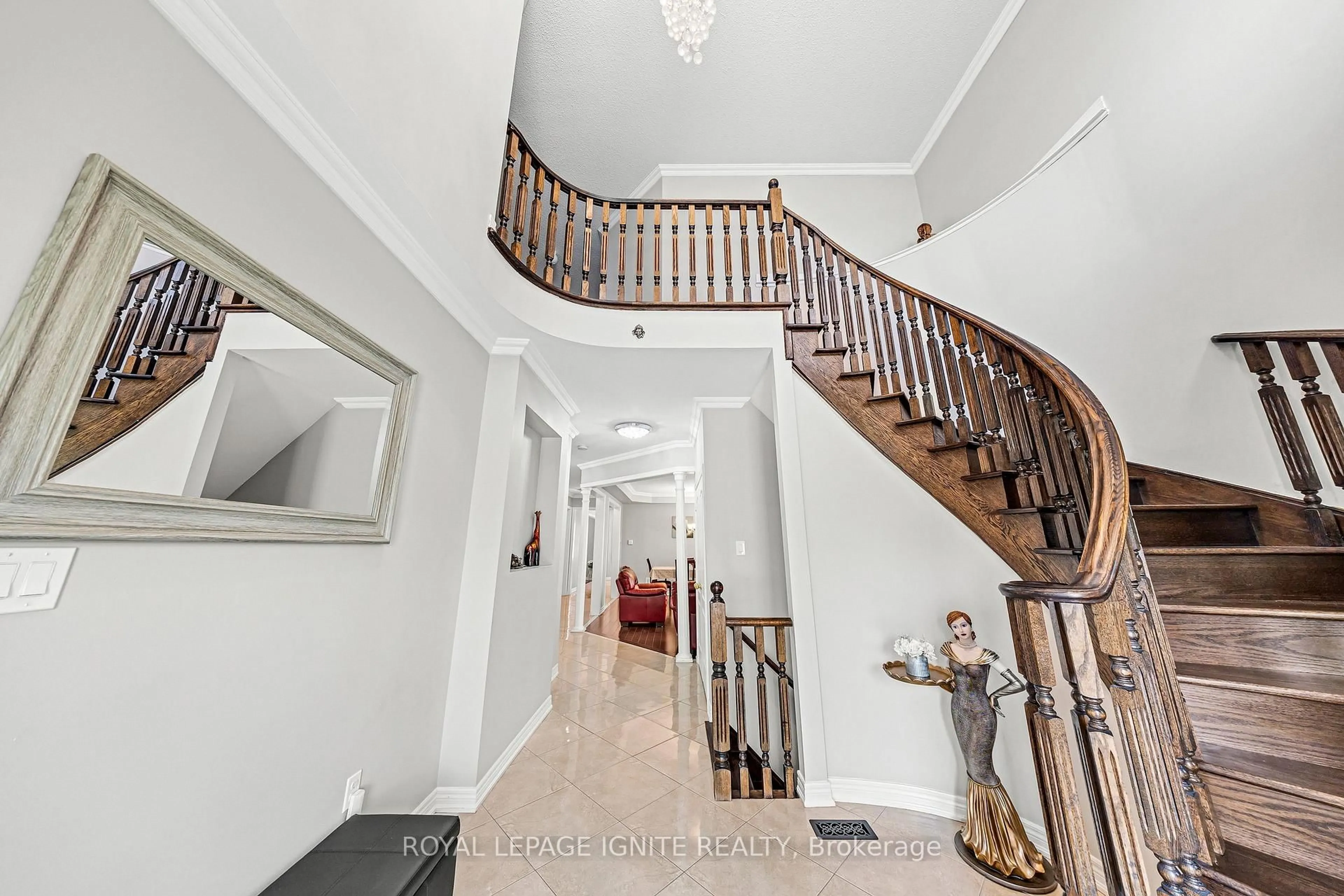 Indoor foyer for 10 Greenforest Grve, Whitchurch-Stouffville Ontario L4A 0C5