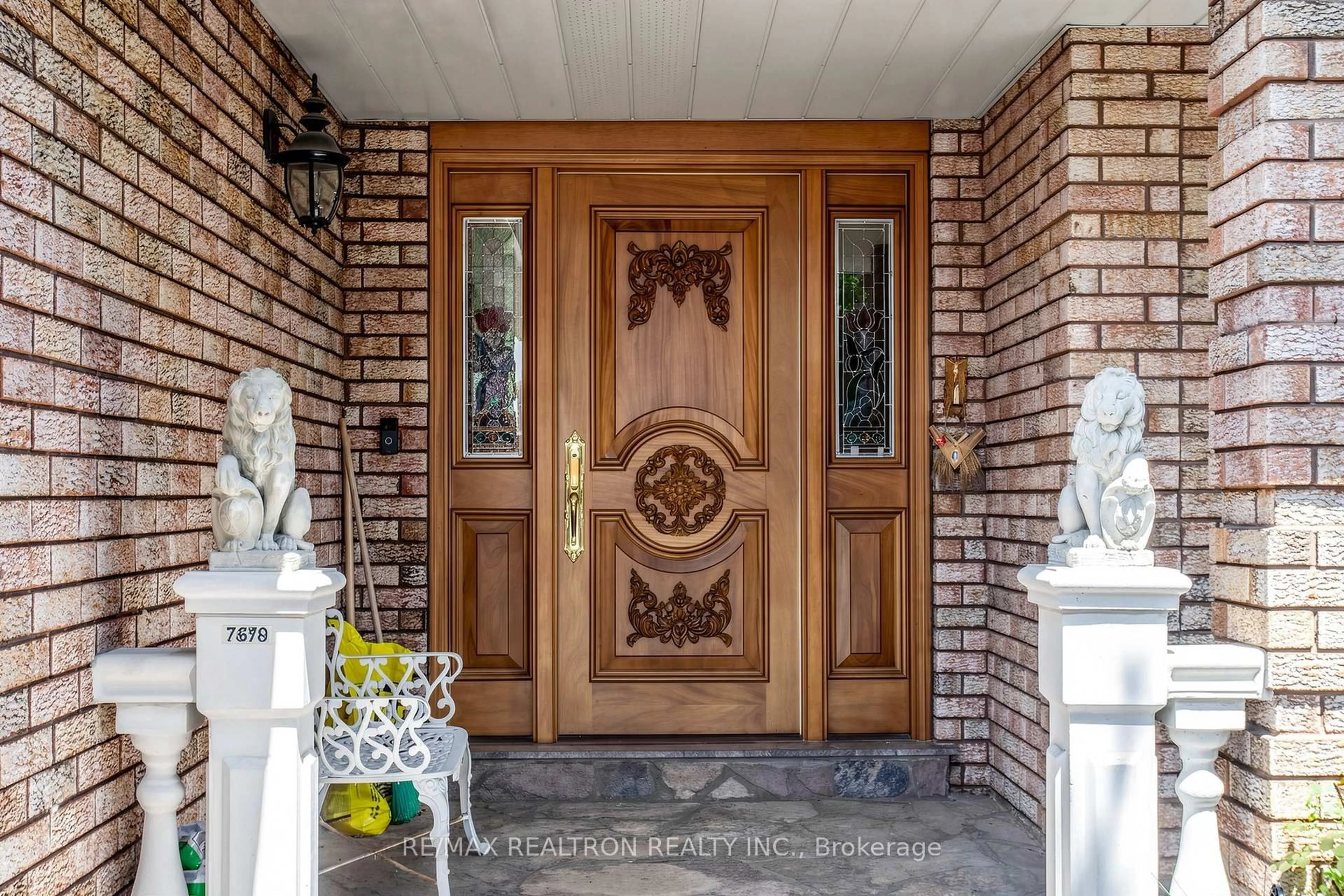 Indoor entryway for 100 Gas Light Cres, Vaughan Ontario L4L 8G1