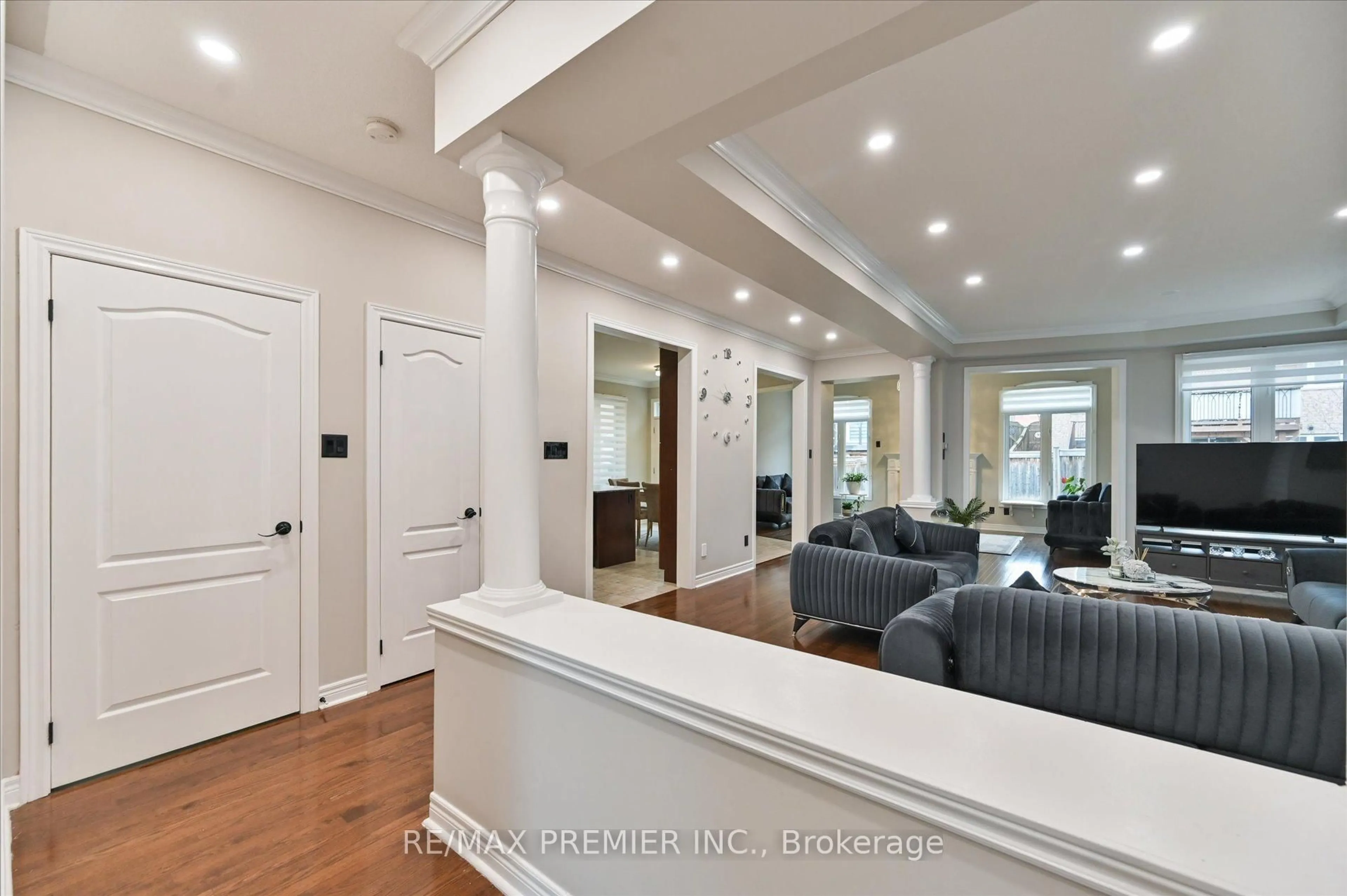 Open concept kitchen, unknown for 170 Ascalon Dr, Vaughan Ontario L6A 0M8
