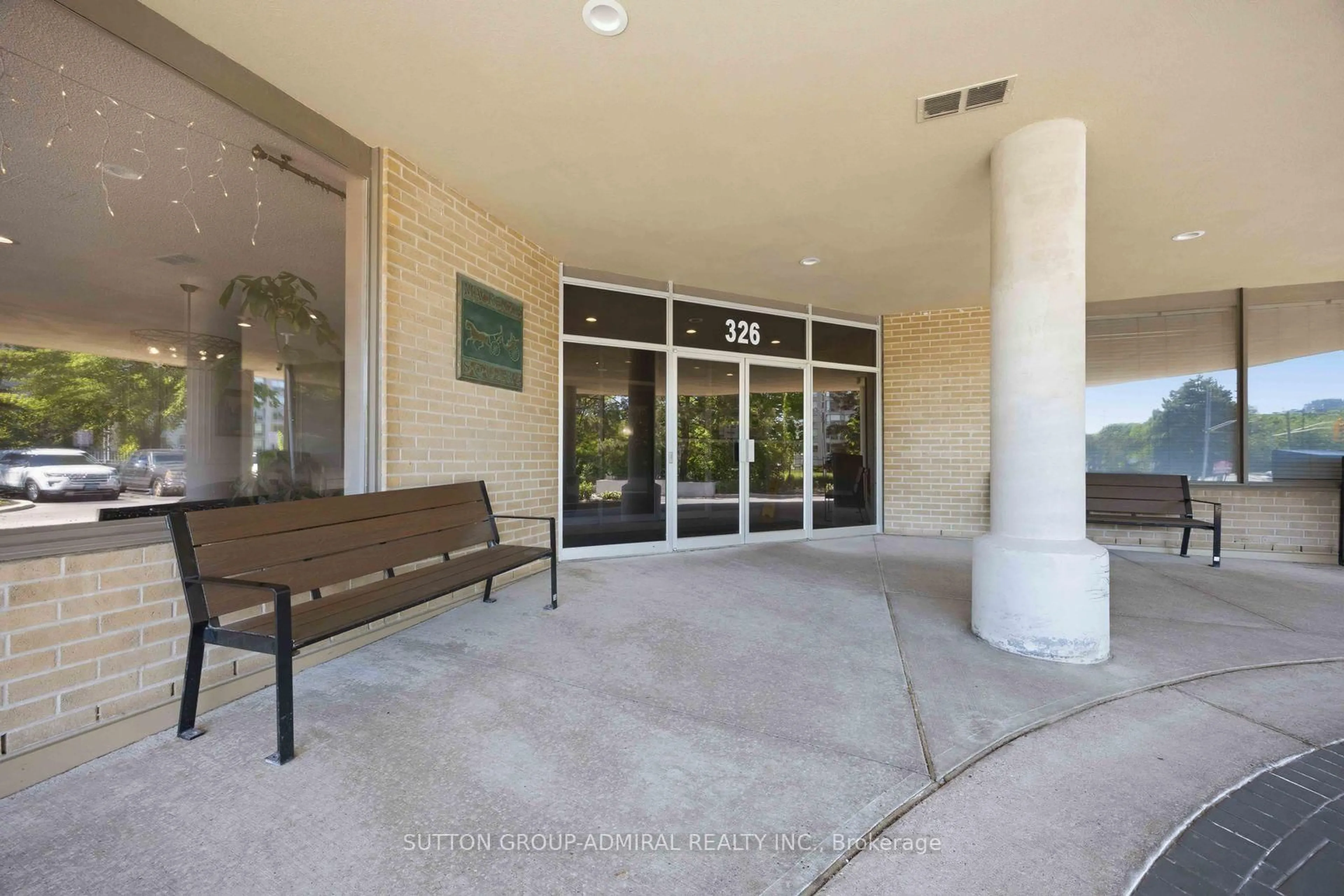 Indoor foyer for 326 Major Mackenzie Dr #220, Richmond Hill Ontario L4C 8T4