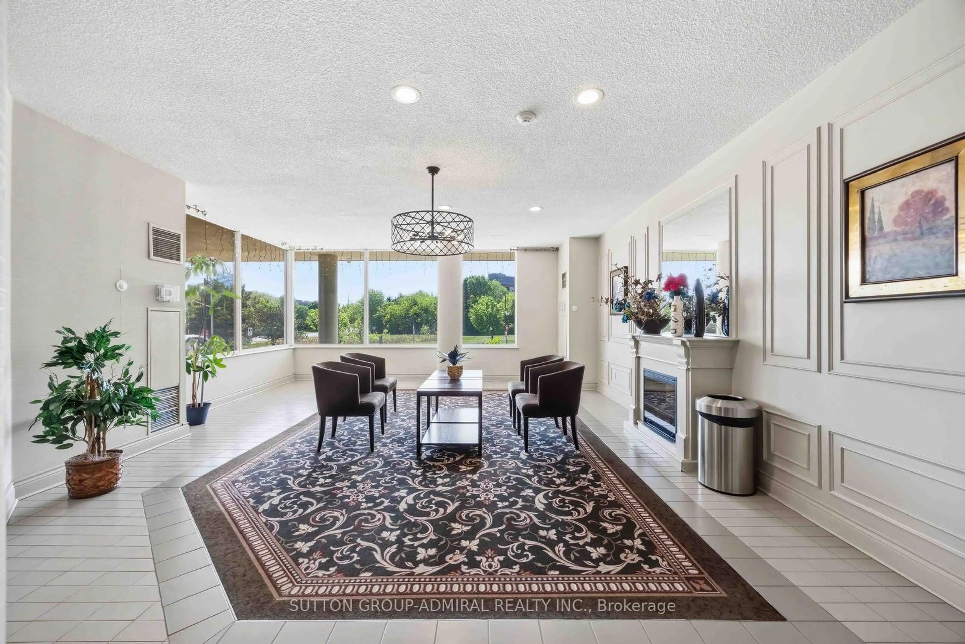 Indoor foyer for 326 Major Mackenzie Dr #220, Richmond Hill Ontario L4C 8T4