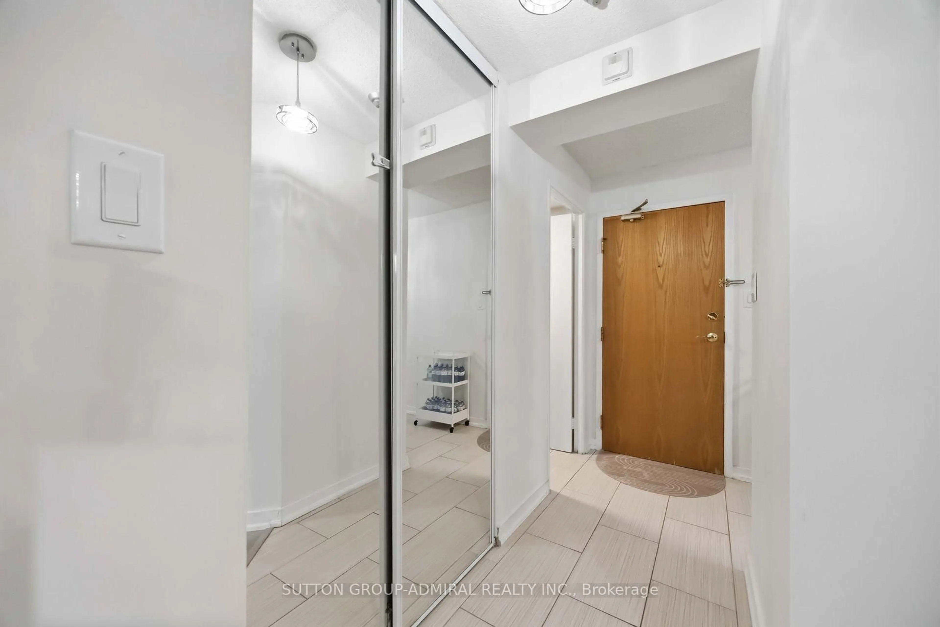 Indoor foyer for 326 Major Mackenzie Dr #220, Richmond Hill Ontario L4C 8T4