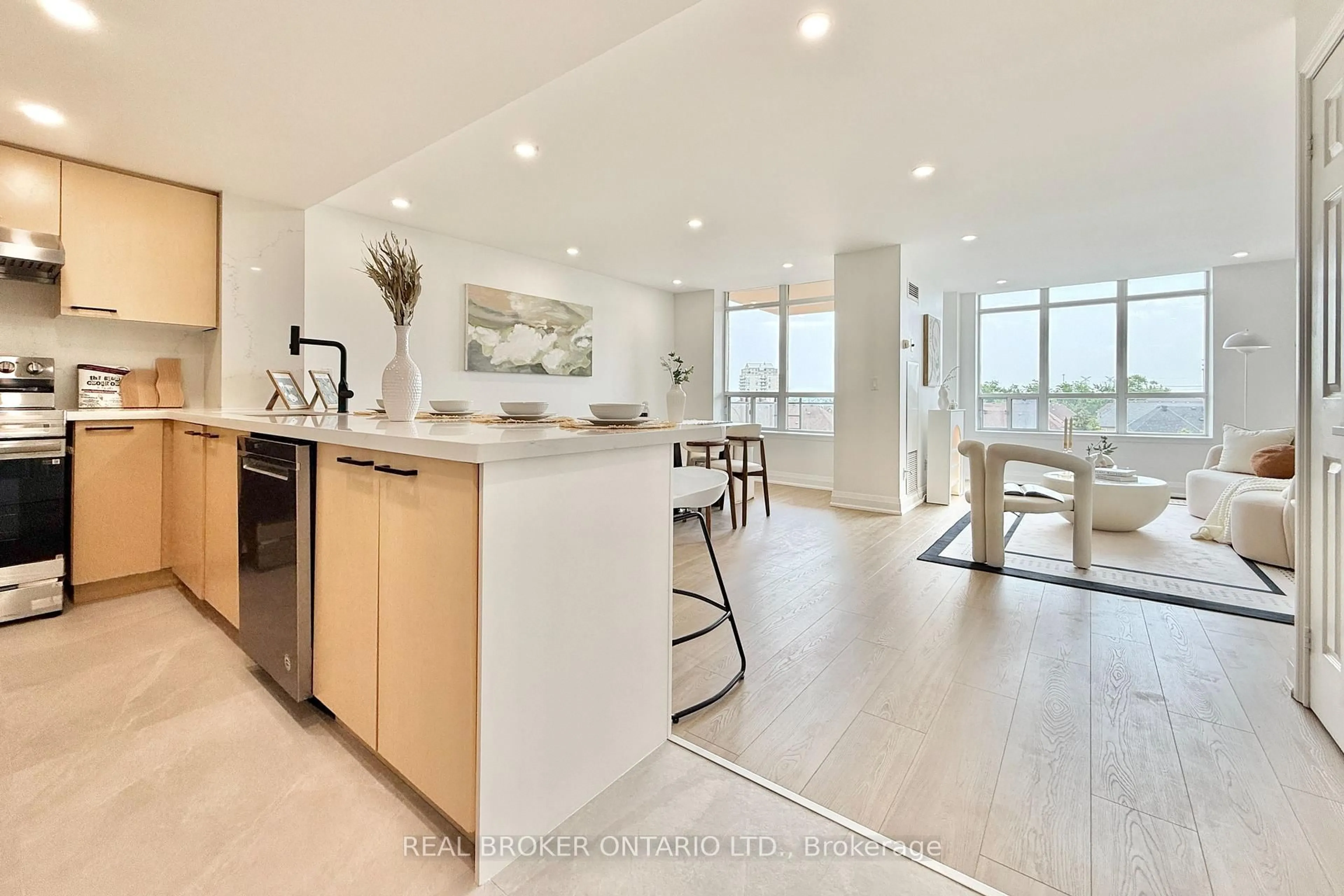 Open concept kitchen, unknown for 130 Pond Dr #611, Markham Ontario L3T 7W5
