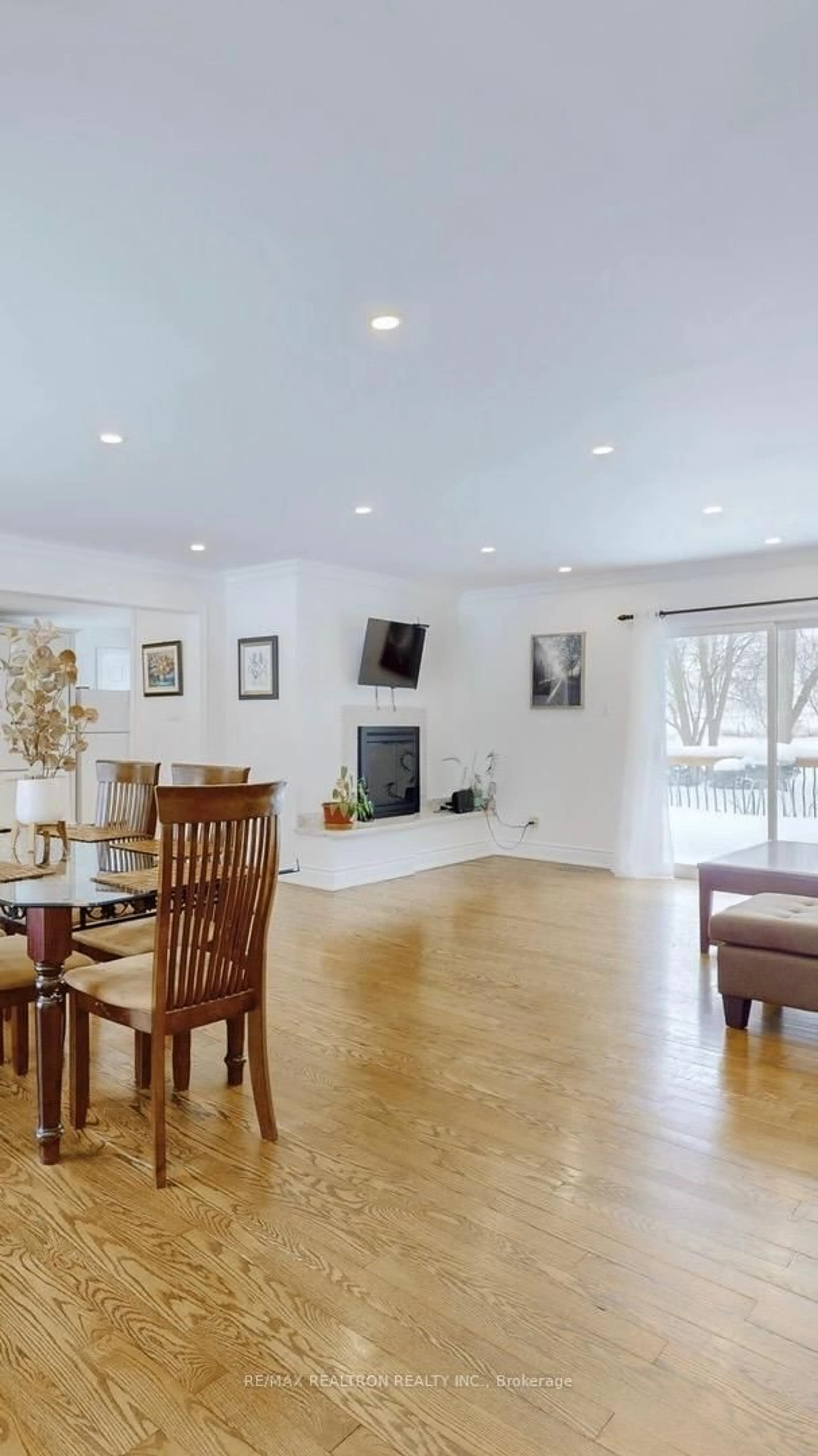 Living room with furniture, wood/laminate floor for 22305 Kennedy Rd, East Gwillimbury Ontario L0G 1R0