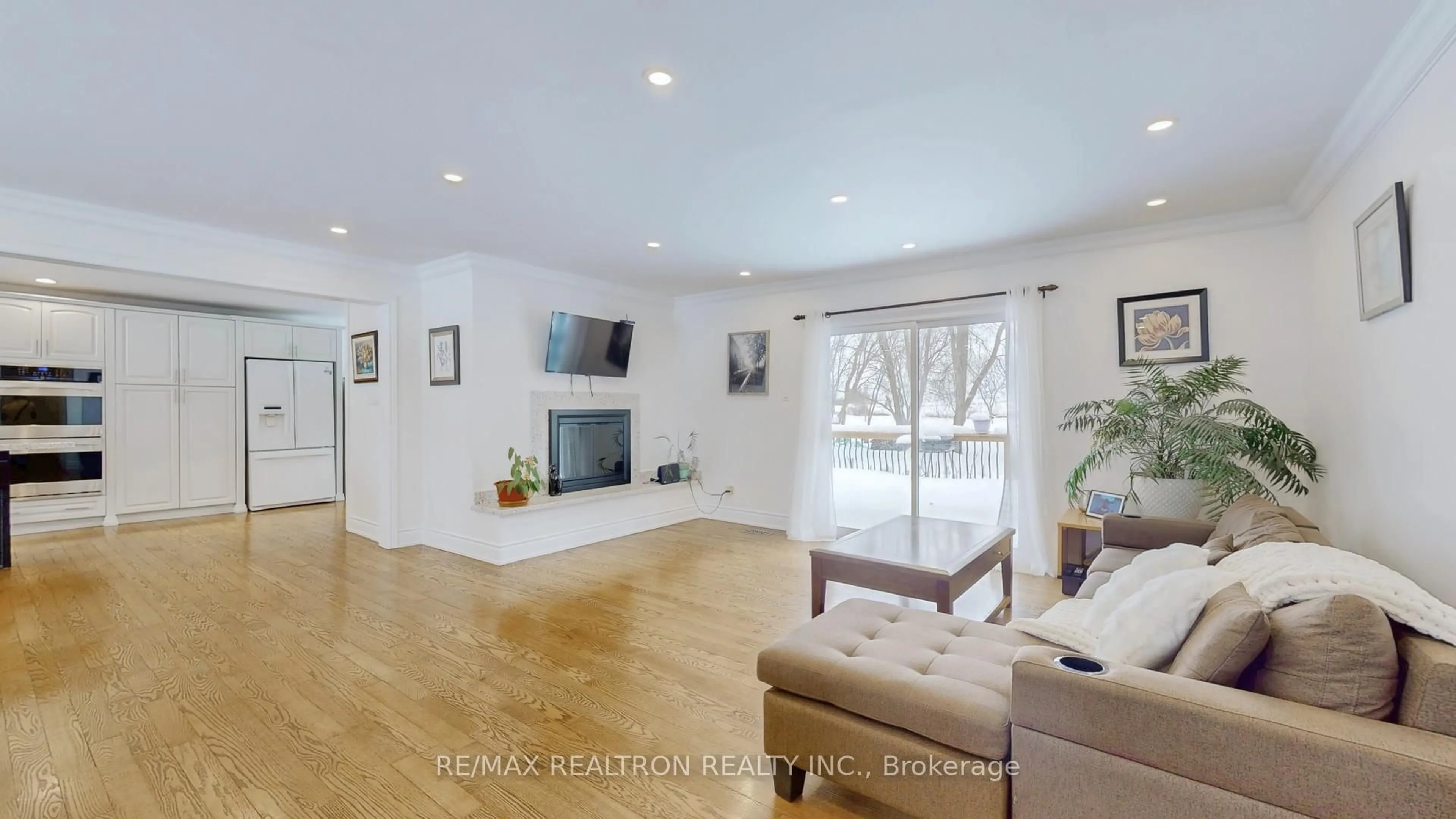 Living room with furniture, unknown for 22305 Kennedy Rd, East Gwillimbury Ontario L0G 1R0