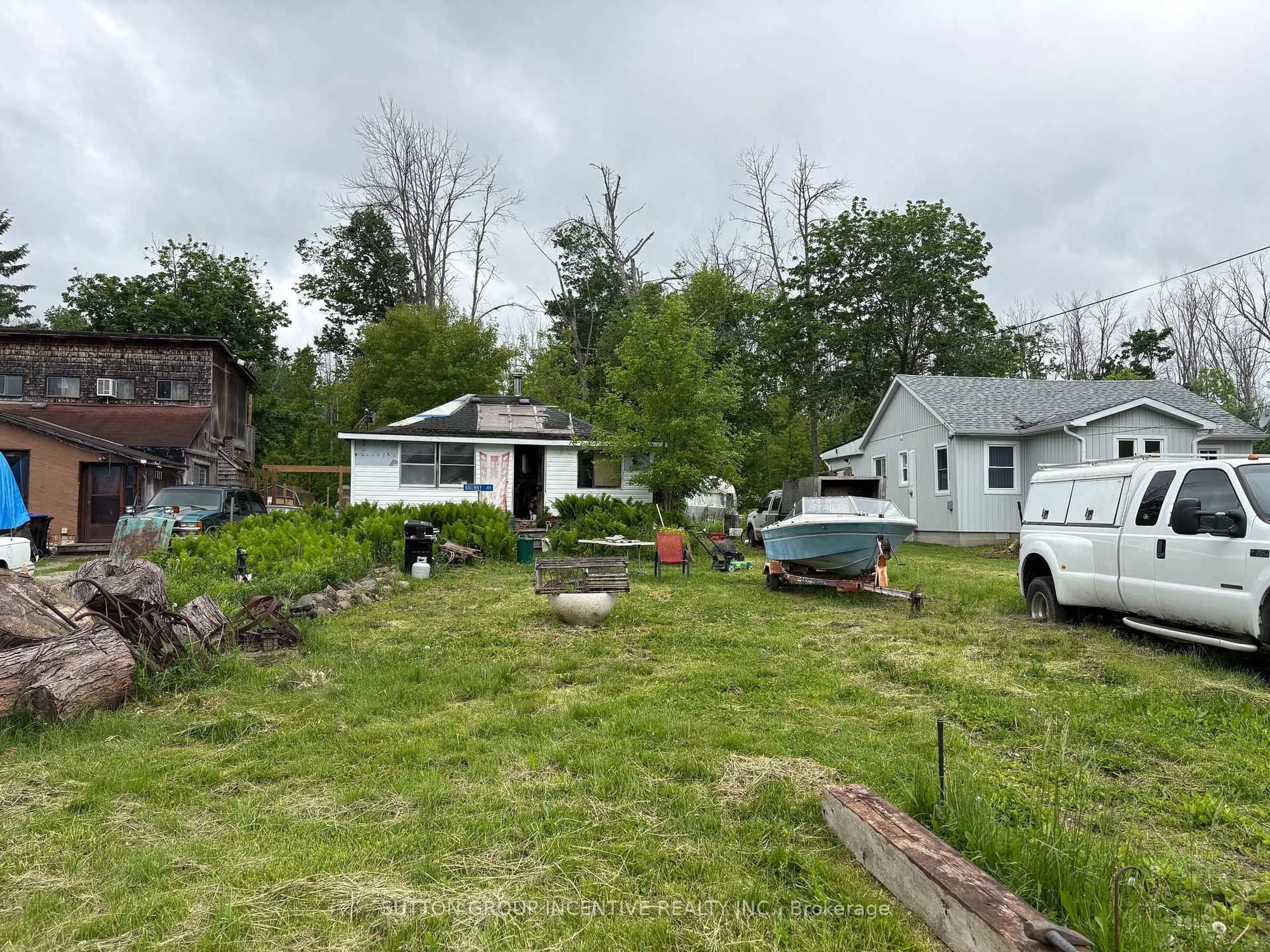 A pic from outside/outdoor area/front of a property/back of a property/a pic from drone, street for 2766 Ireton St, Innisfil Ontario L9S 2J2