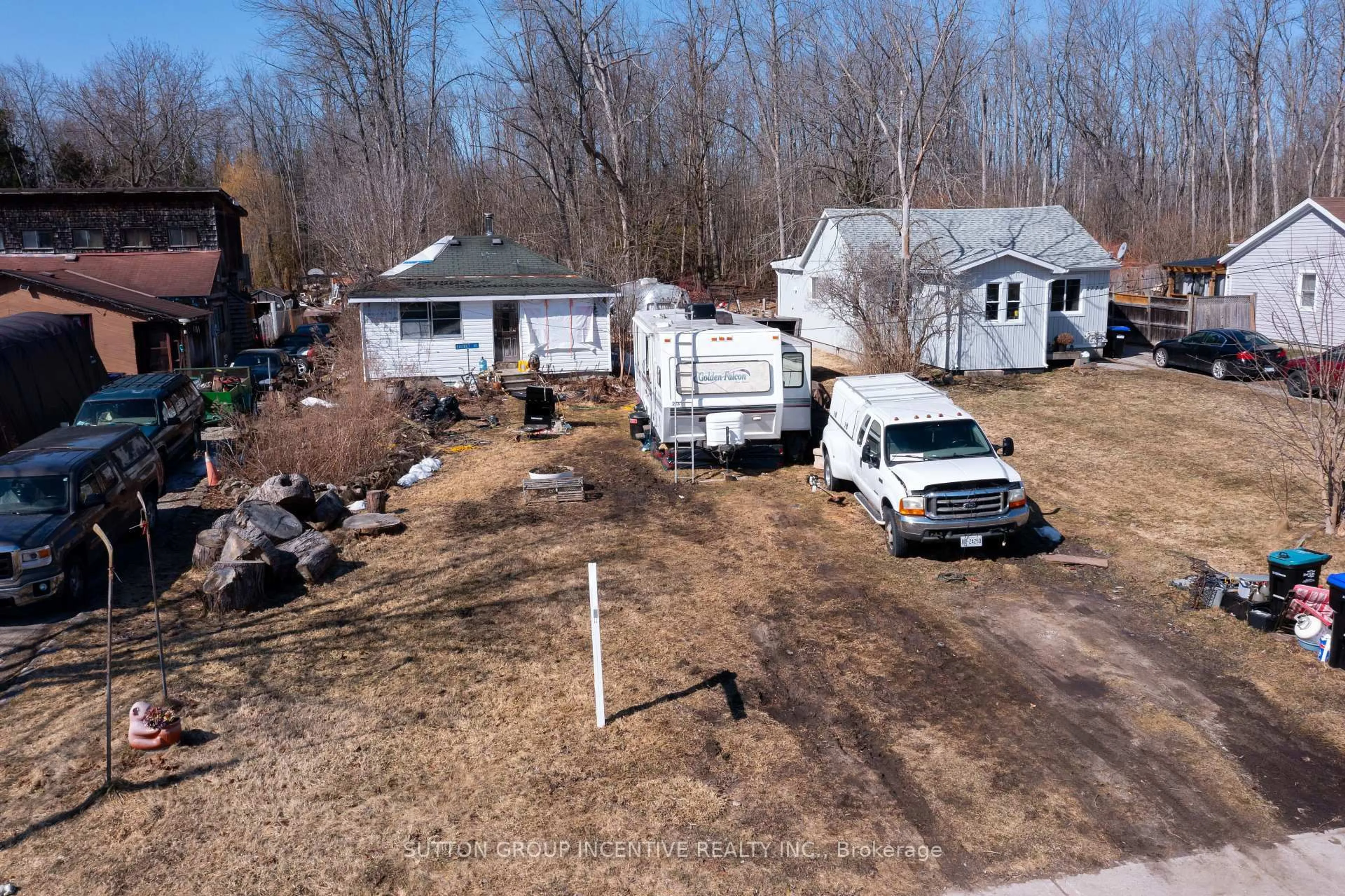 A pic from outside/outdoor area/front of a property/back of a property/a pic from drone, street for 2766 Ireton St, Innisfil Ontario L9S 2J2
