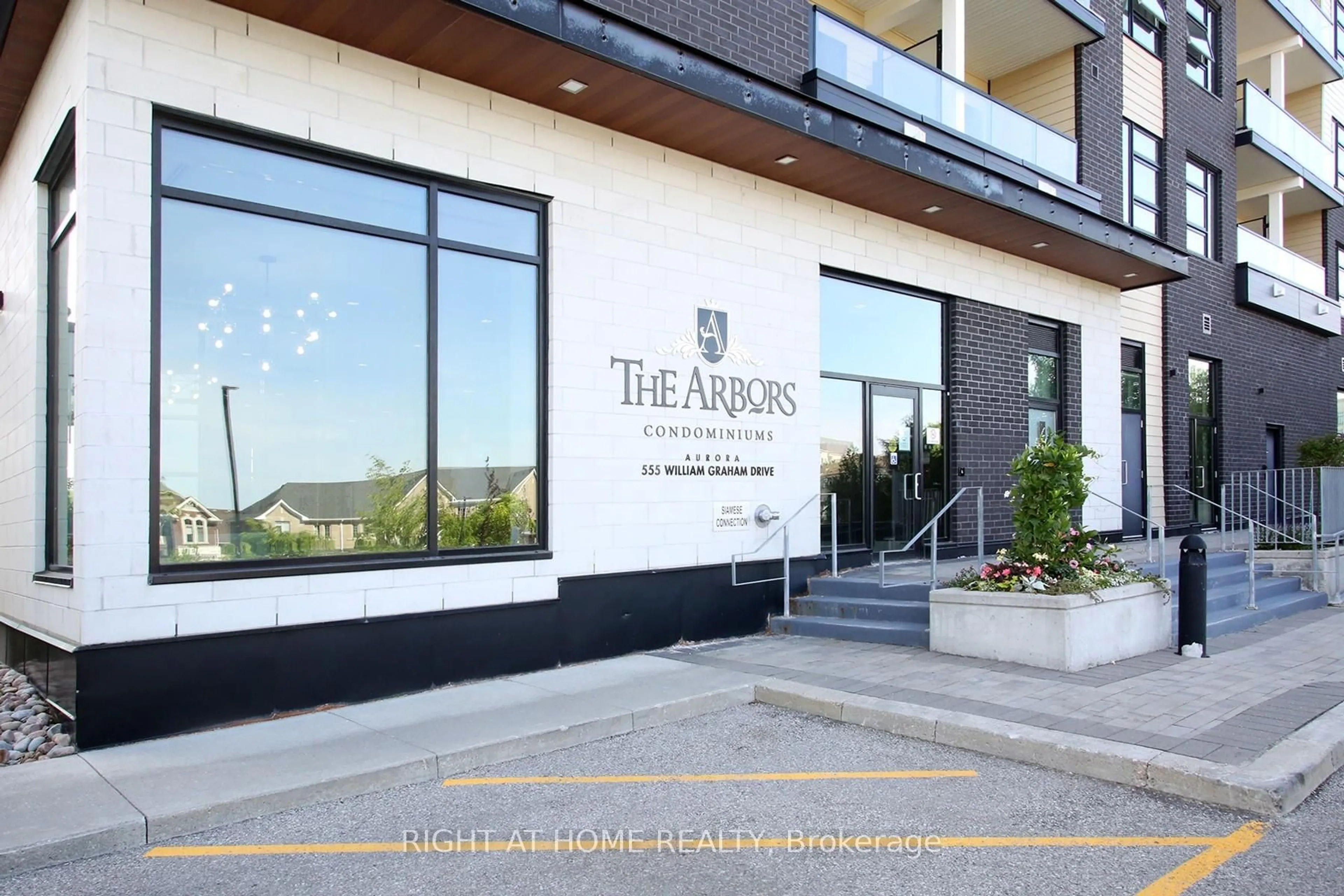 Indoor foyer for 555 William Graham Dr #436, Aurora Ontario L4G 3H9