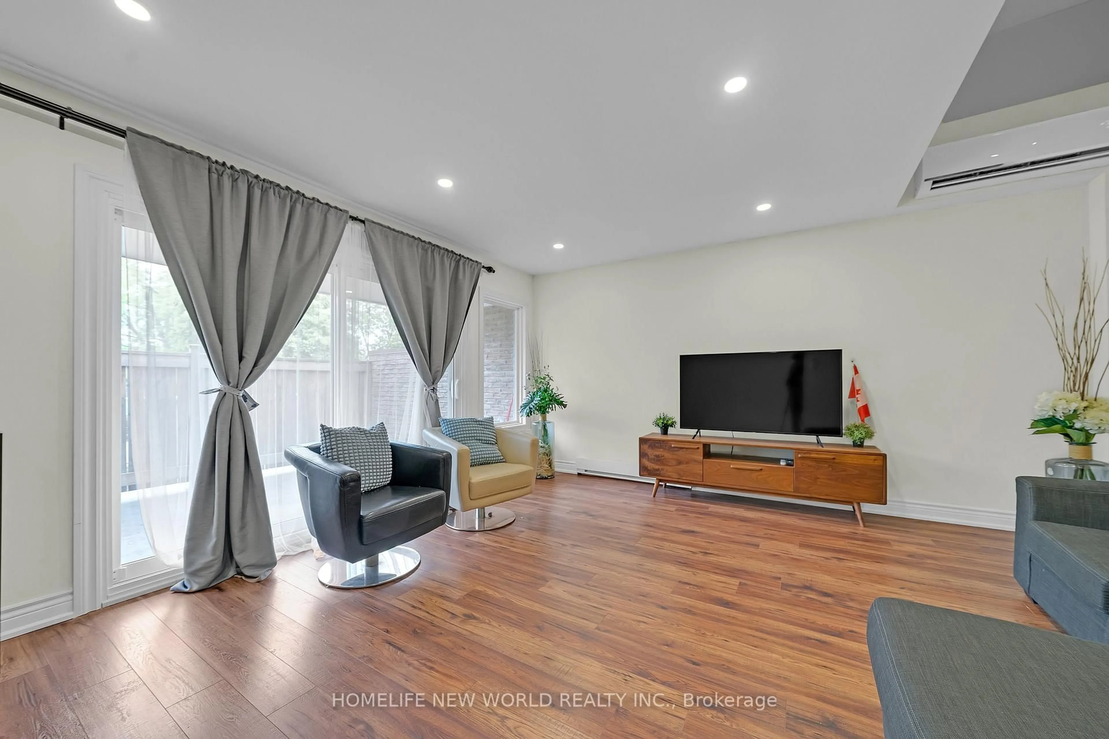 Living room with furniture, unknown for 38 Springfair Ave, Aurora Ontario L4G 3M2