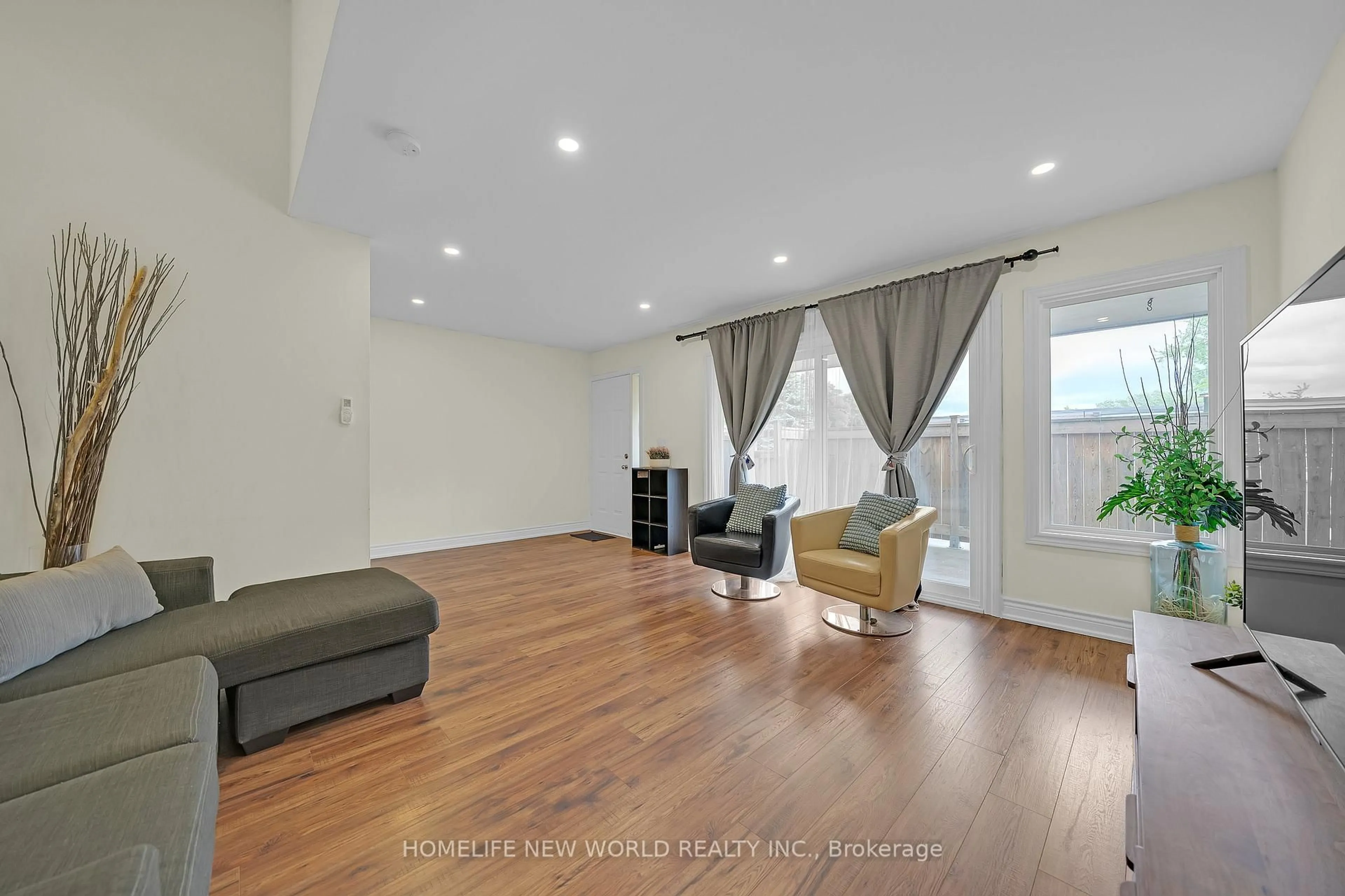 Living room with furniture, unknown for 38 Springfair Ave, Aurora Ontario L4G 3M2