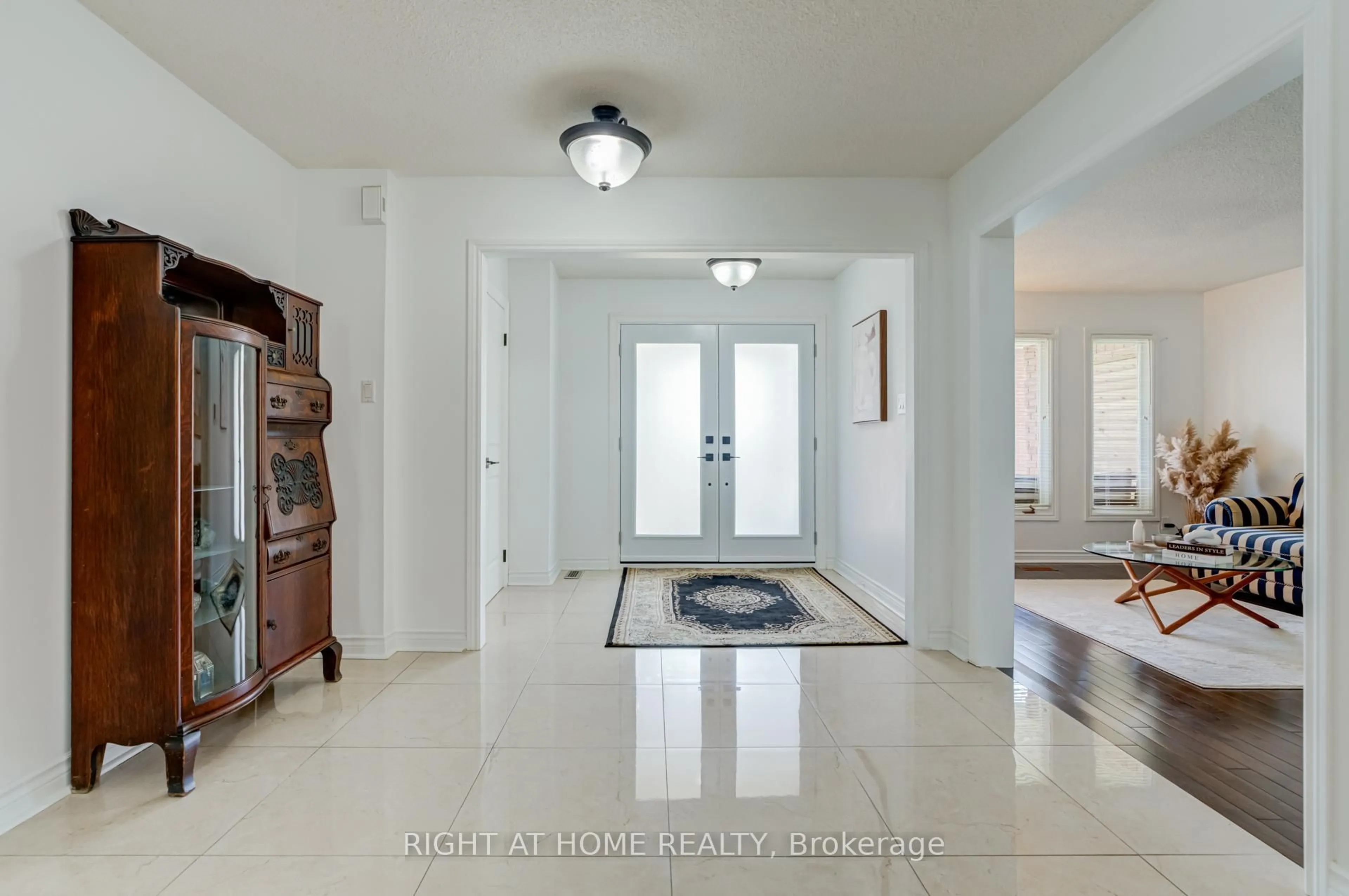 Indoor entryway for 123 Lamp Cres, Vaughan Ontario L4L 6J7