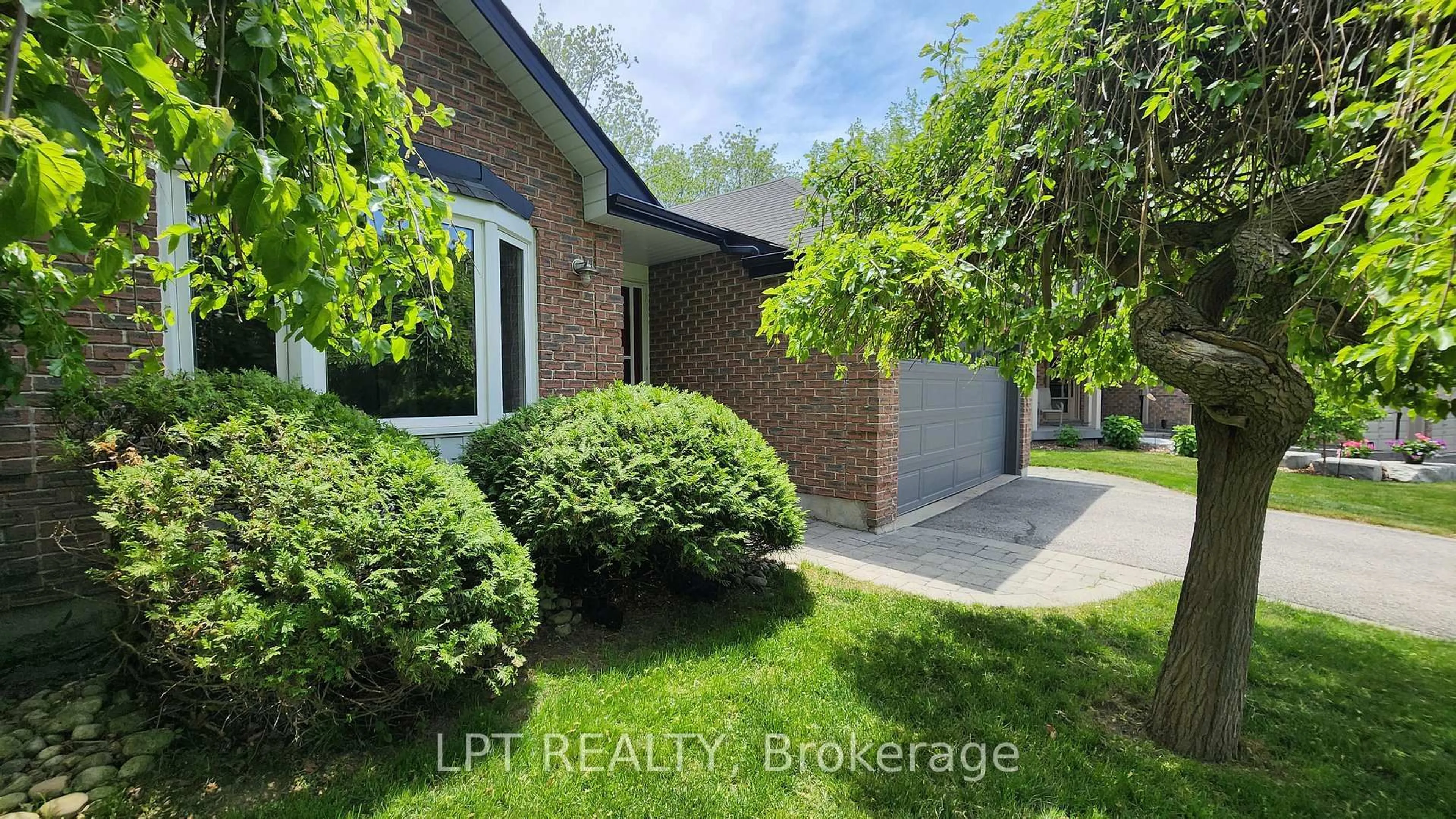 Home with brick exterior material, street for 376 Wakefield Pl, Newmarket Ontario L3Y 6N6