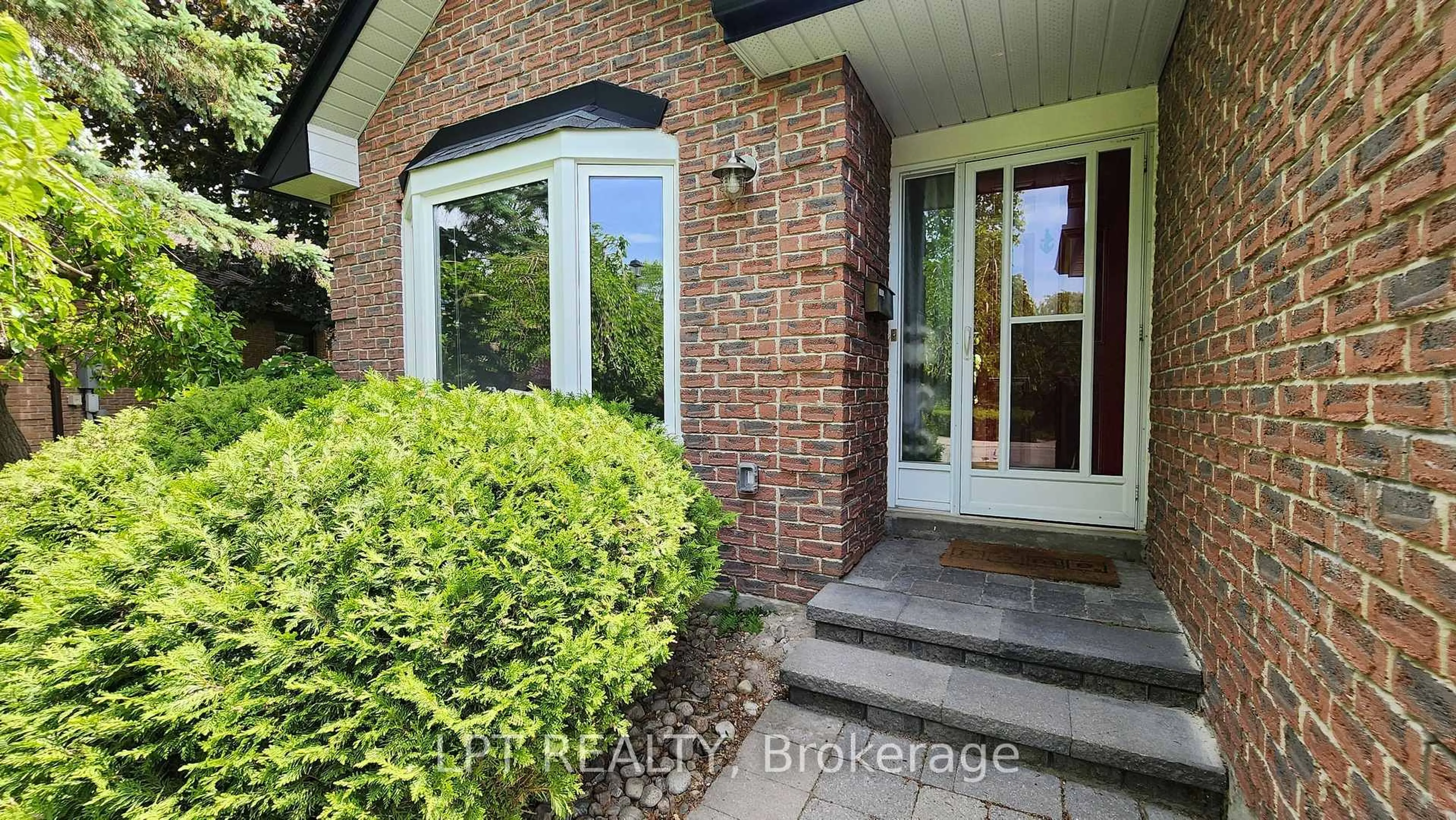 Indoor entryway for 376 Wakefield Pl, Newmarket Ontario L3Y 6N6