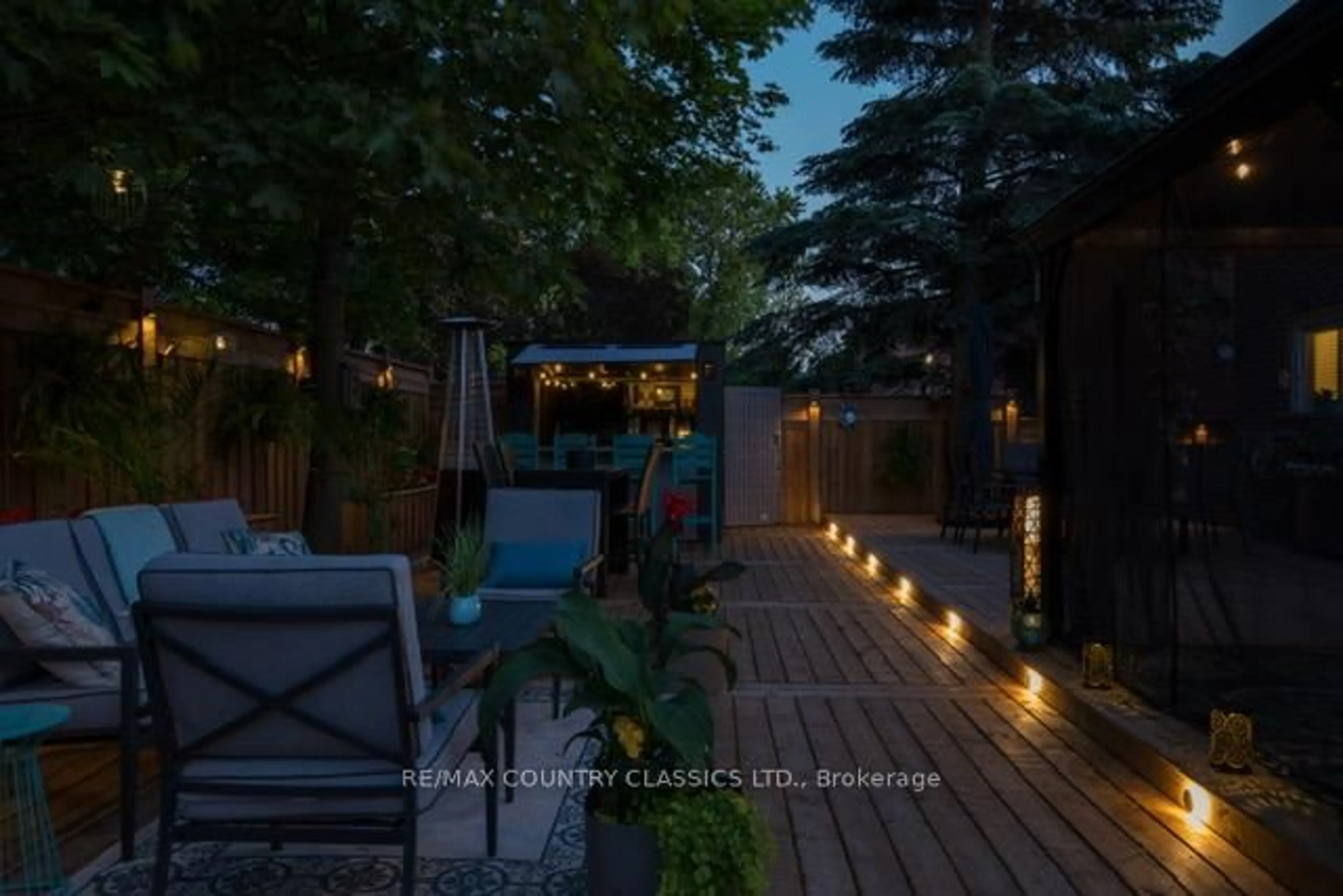 Patio, street for 279 Manchester Dr, Newmarket Ontario L3Y 6J4
