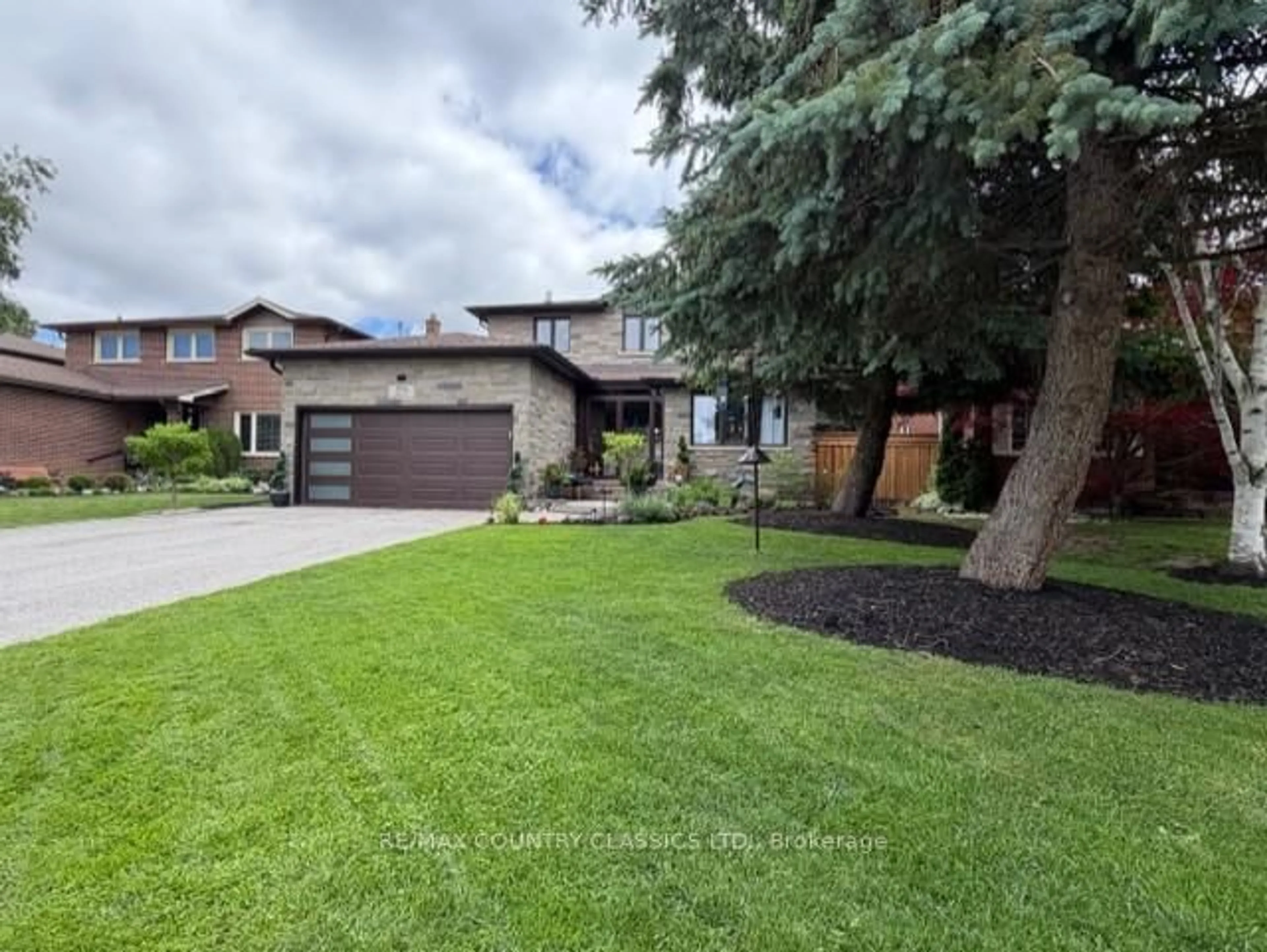 Home with brick exterior material, street for 279 Manchester Dr, Newmarket Ontario L3Y 6J4