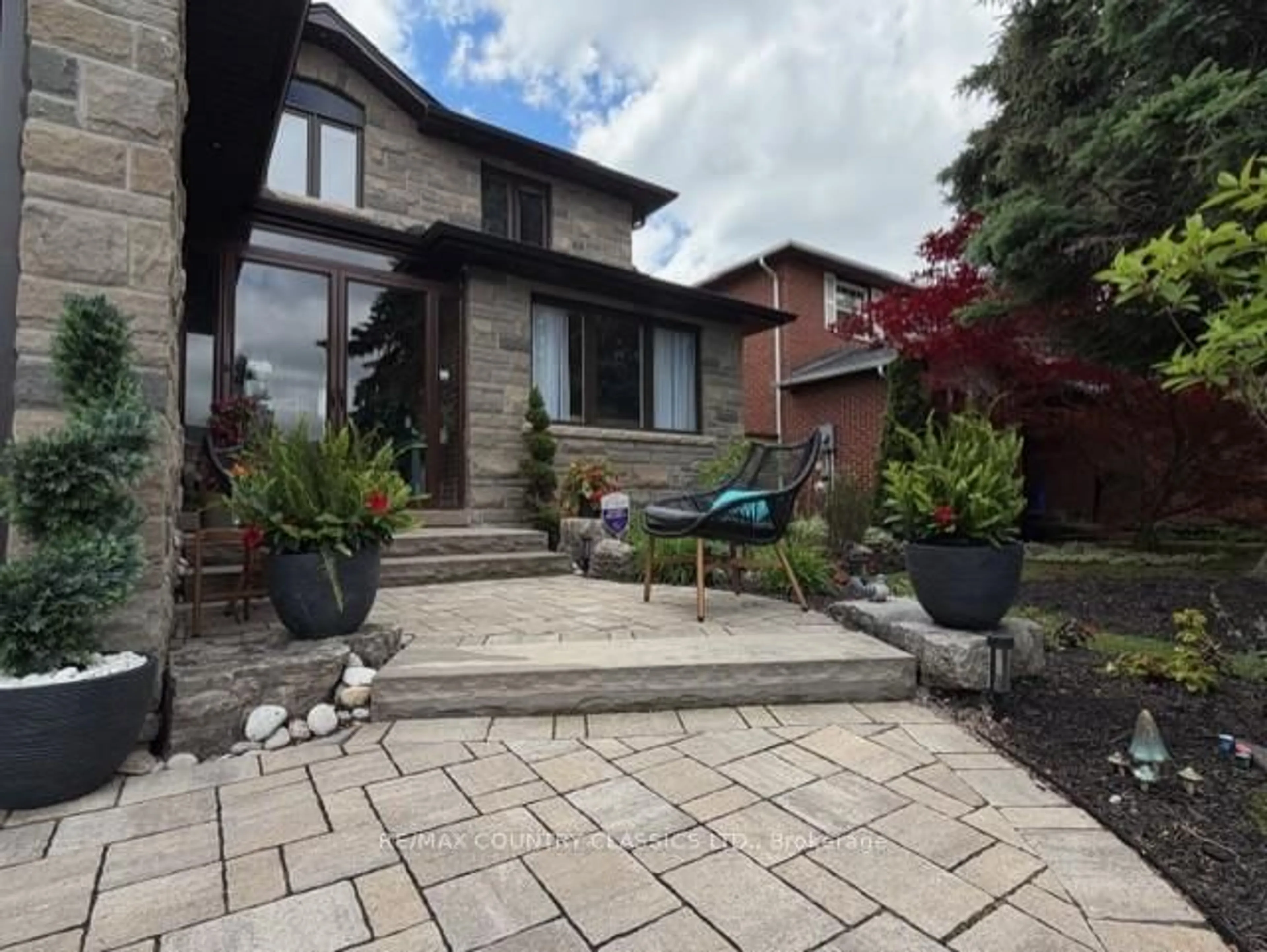 Patio, street for 279 Manchester Dr, Newmarket Ontario L3Y 6J4