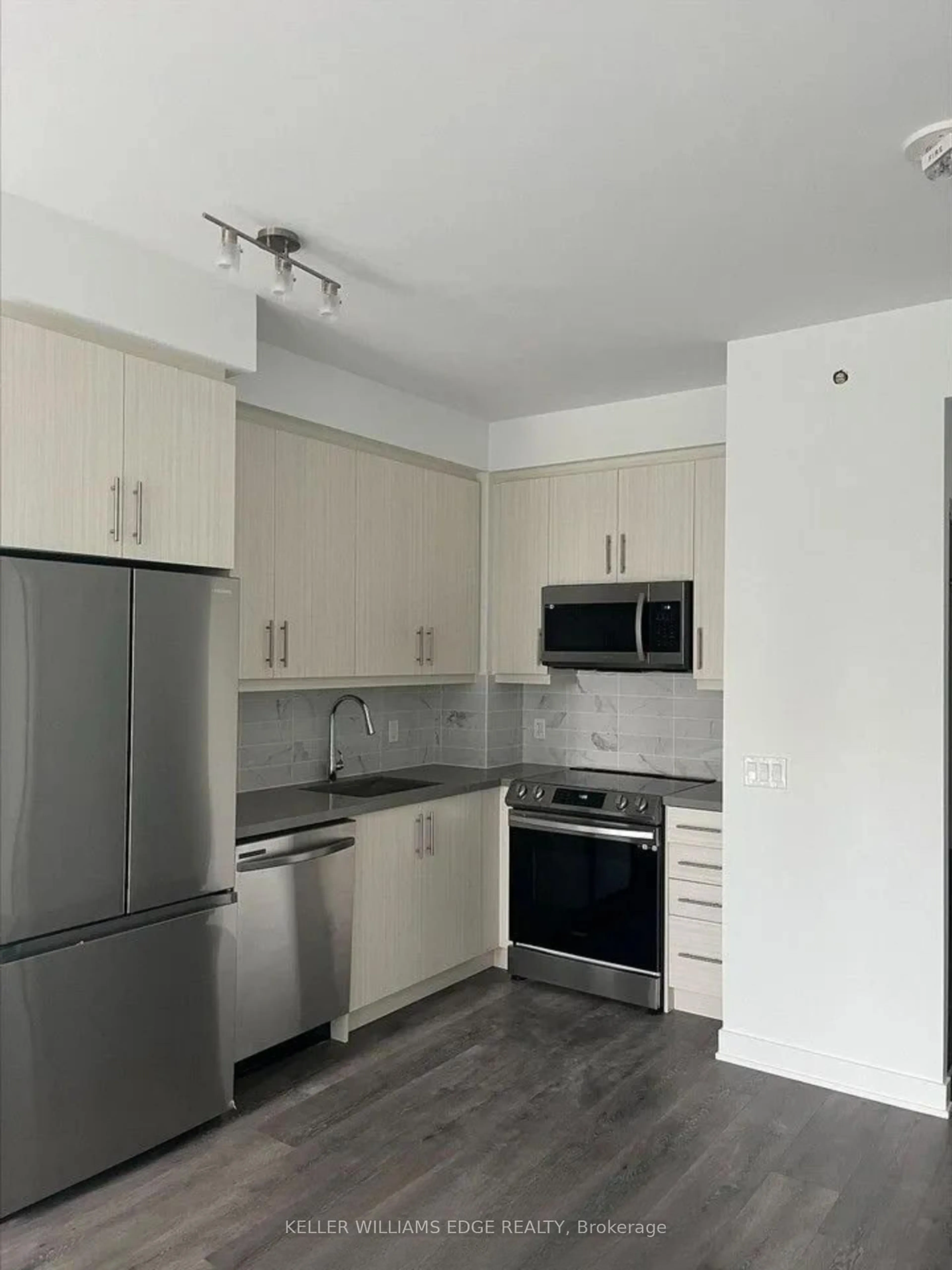Standard kitchen, unknown for 105 Oneida Cres #401, Richmond Hill Ontario L4B 0B1