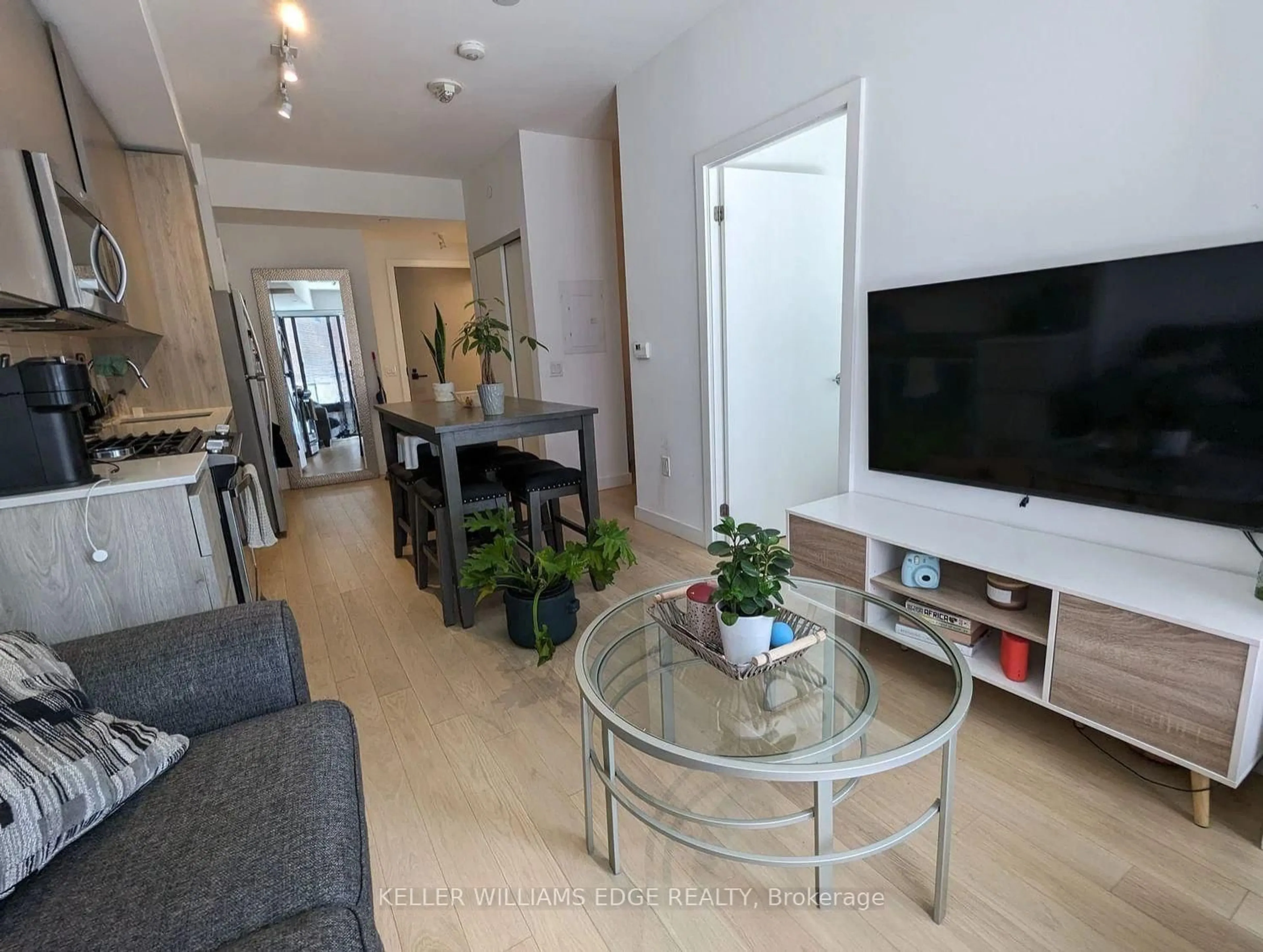 Living room with furniture, unknown for 105 Oneida Cres #401, Richmond Hill Ontario L4B 0B1