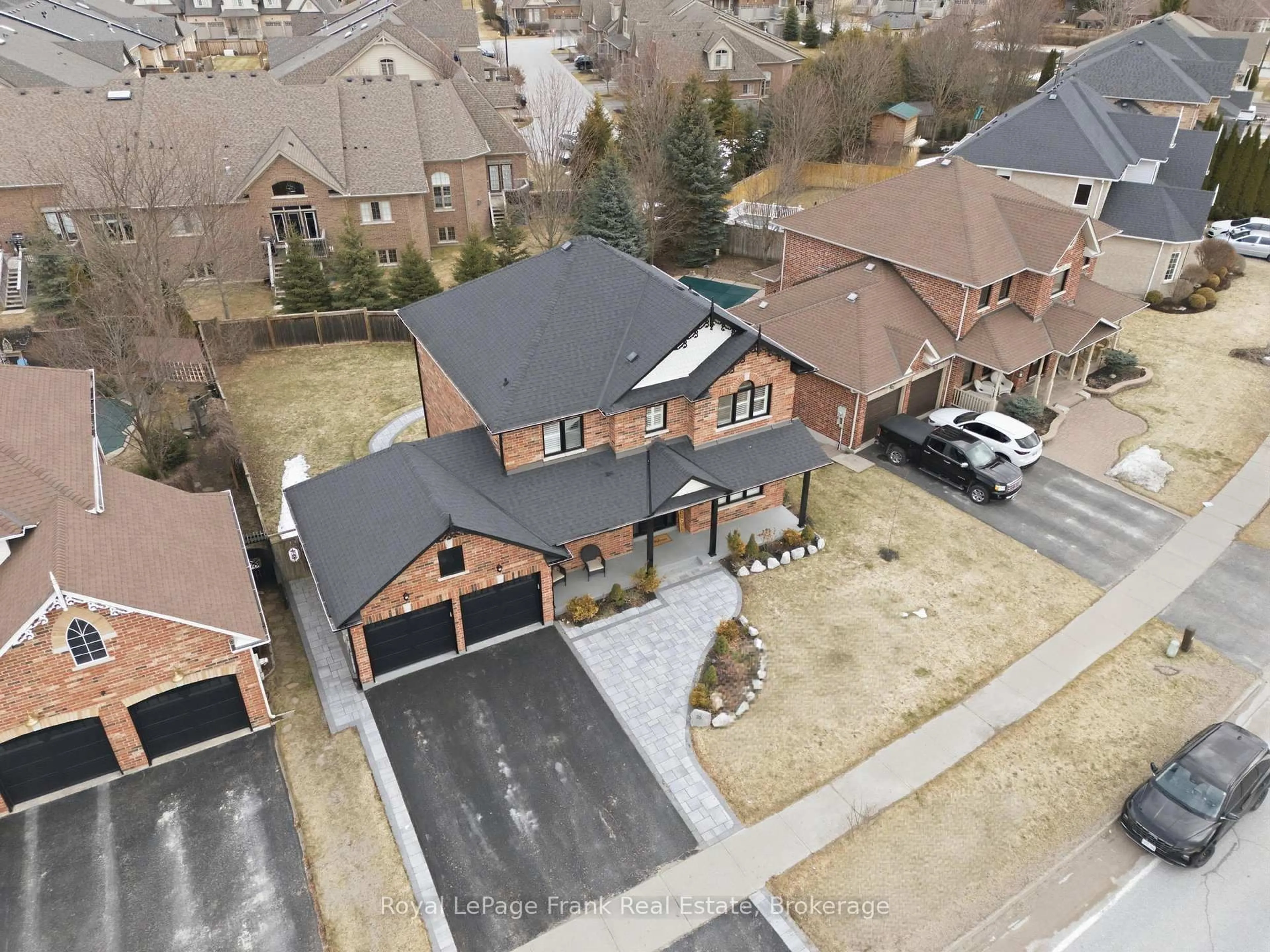 A pic from outside/outdoor area/front of a property/back of a property/a pic from drone, street for 35 Nelkydd Lane, Uxbridge Ontario L9P 1Z8