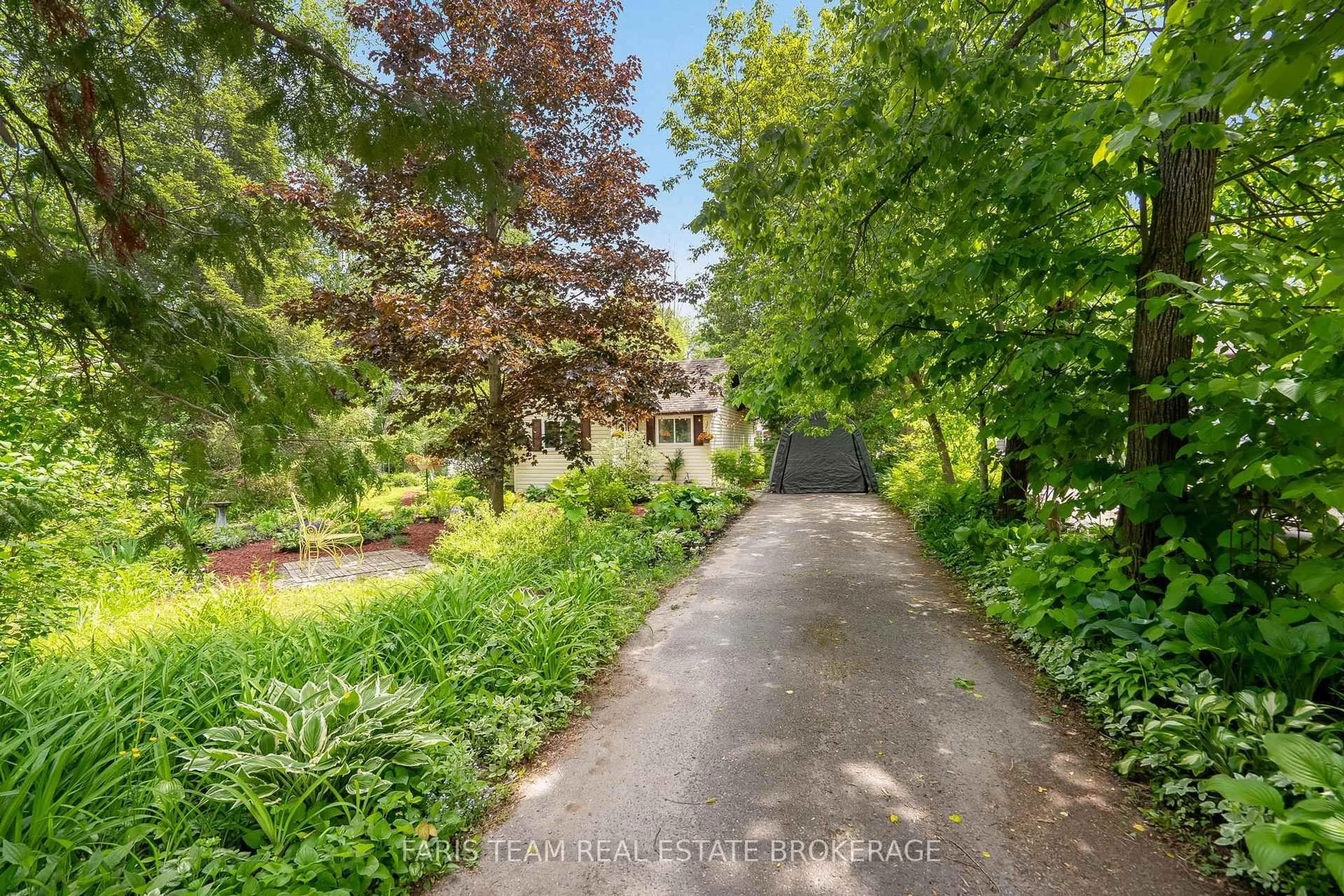 A pic from outside/outdoor area/front of a property/back of a property/a pic from drone, street for 745 James St, Innisfil Ontario L9S 2G6