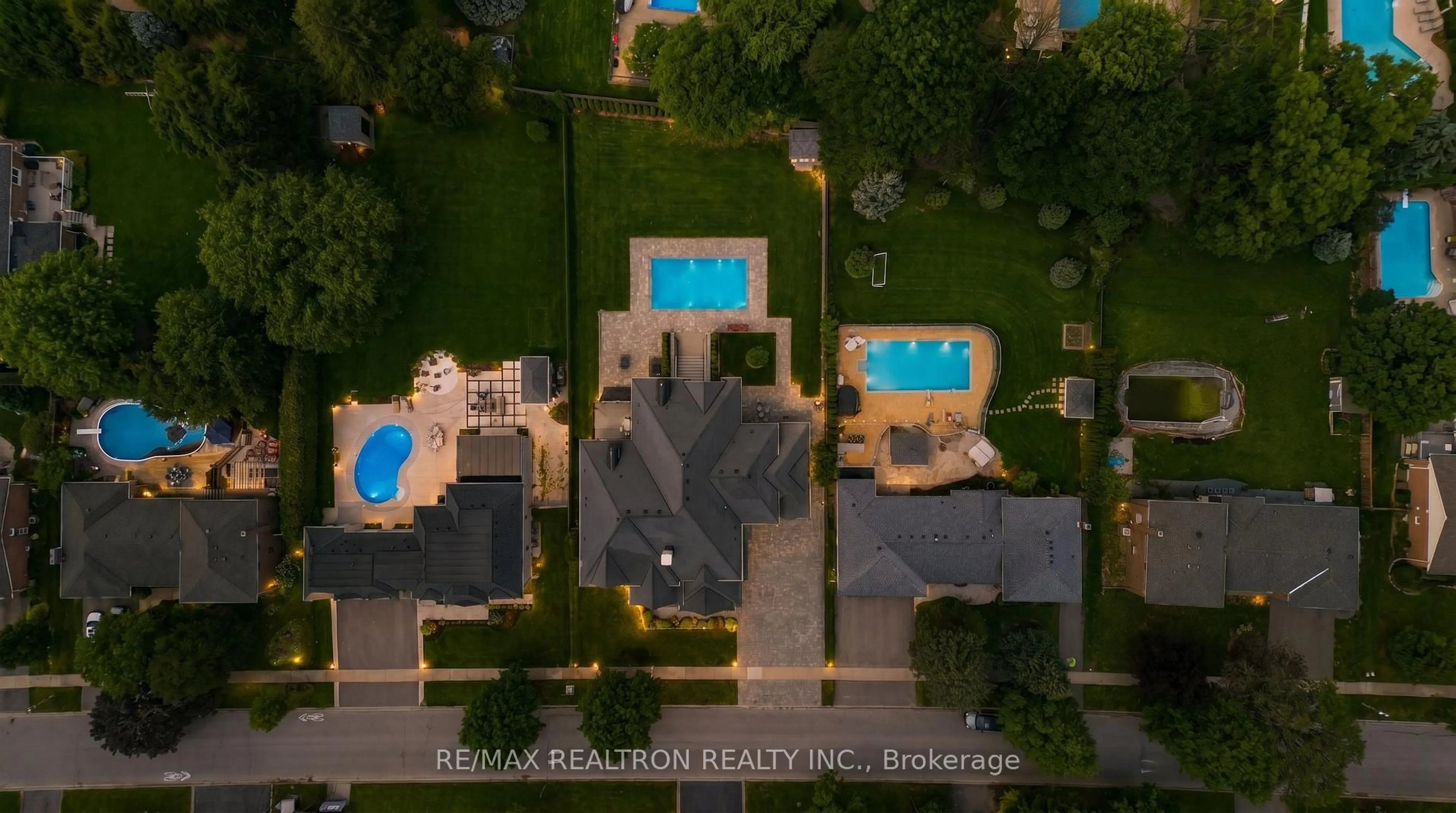 A pic from outside/outdoor area/front of a property/back of a property/a pic from drone, street for 76 Burton Grve, King Ontario L7B 1C6