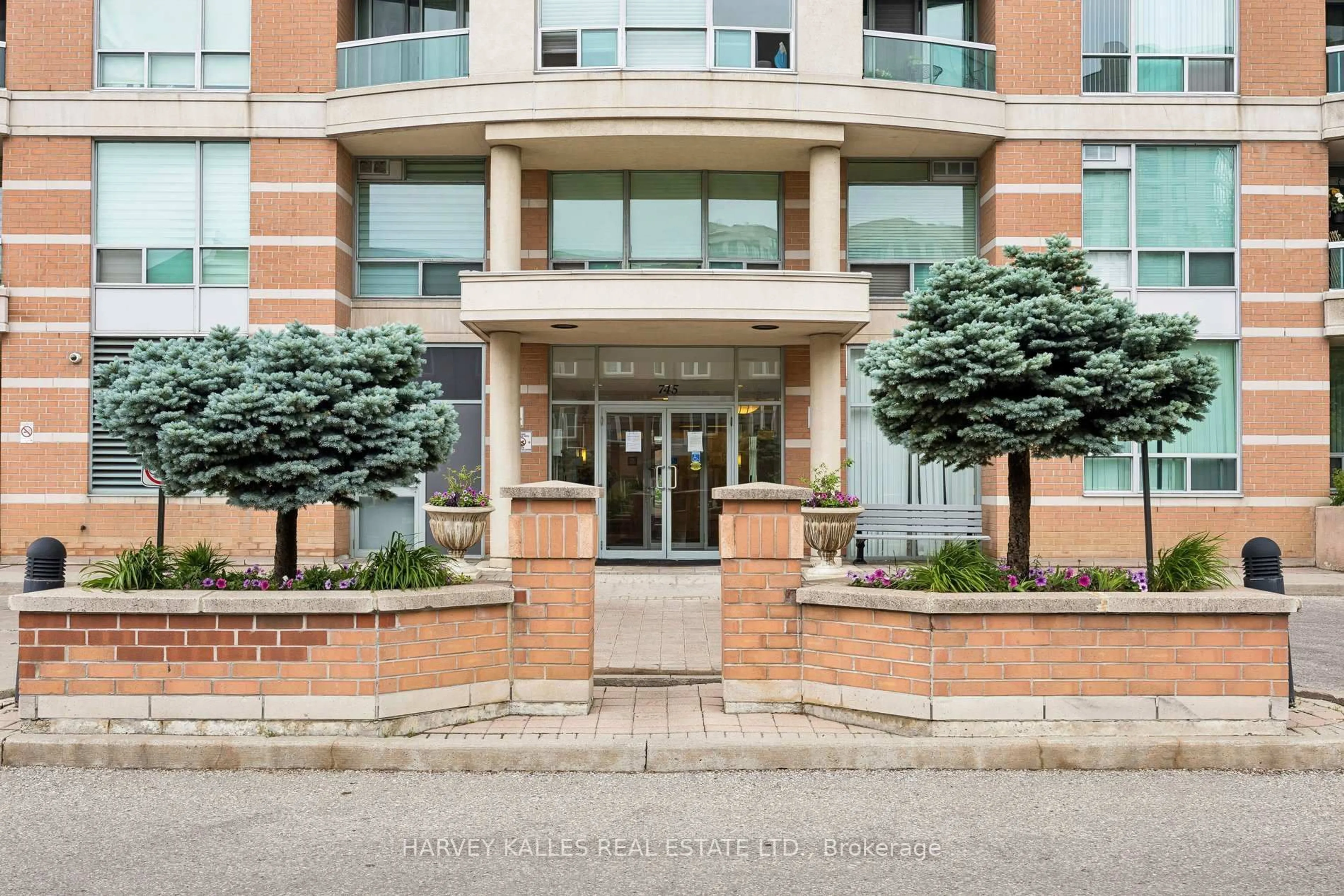 Indoor foyer for 745 New Westminster Dr #302, Vaughan Ontario L4J 8J9