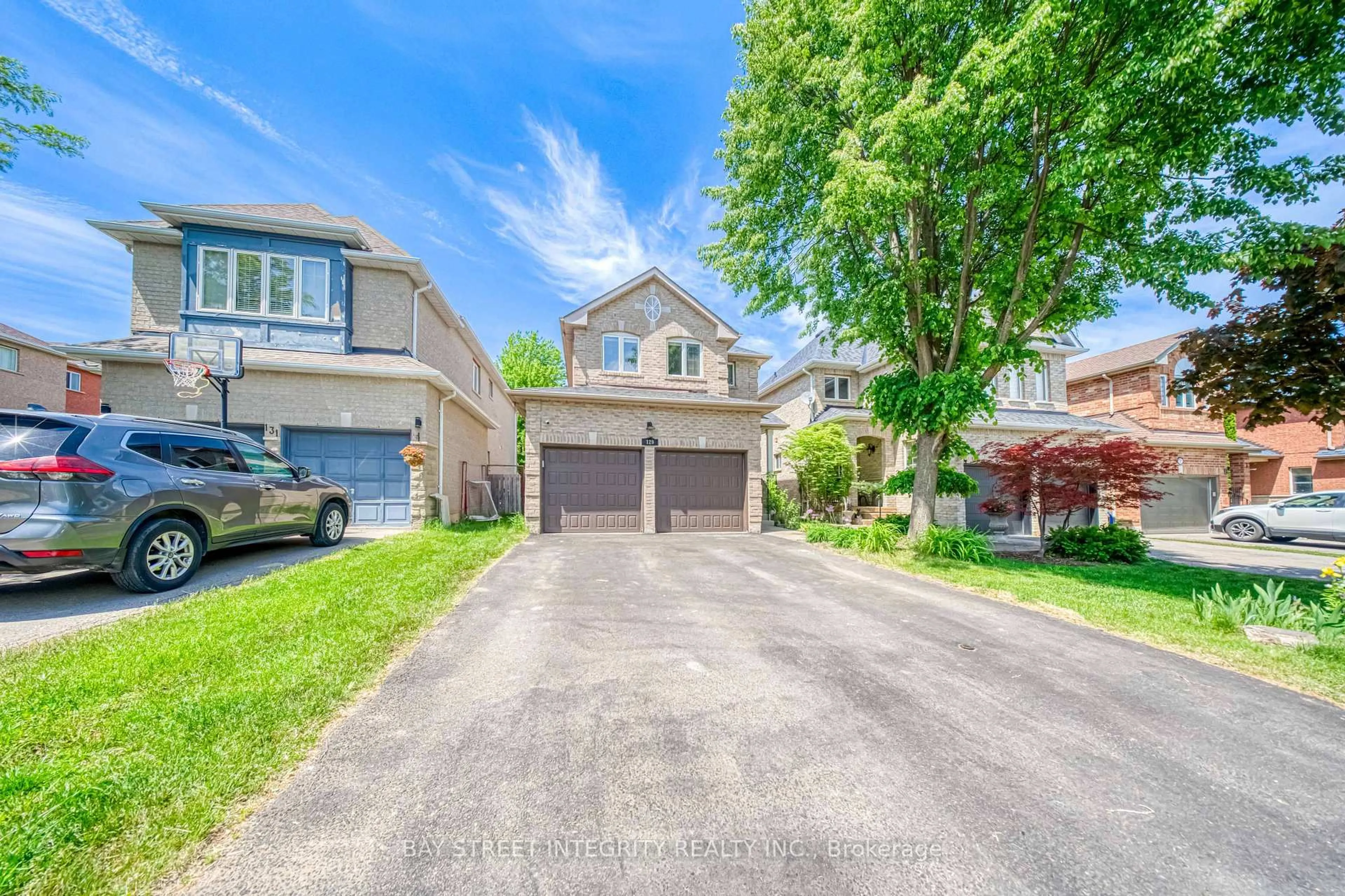 A pic from outside/outdoor area/front of a property/back of a property/a pic from drone, street for 129 Fadine Rd, Newmarket Ontario L3X 2P2