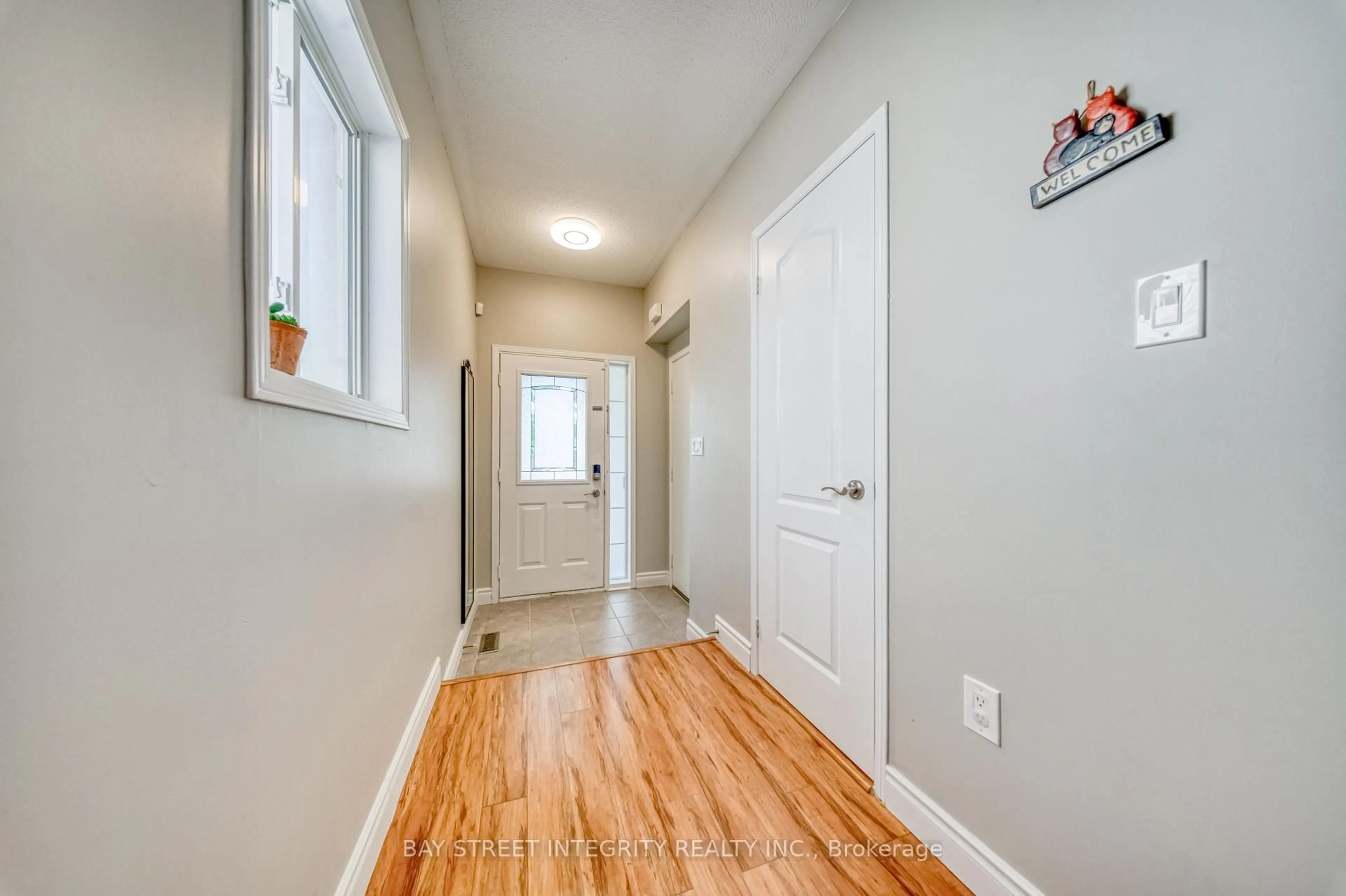 Indoor entryway for 129 Fadine Rd, Newmarket Ontario L3X 2P2