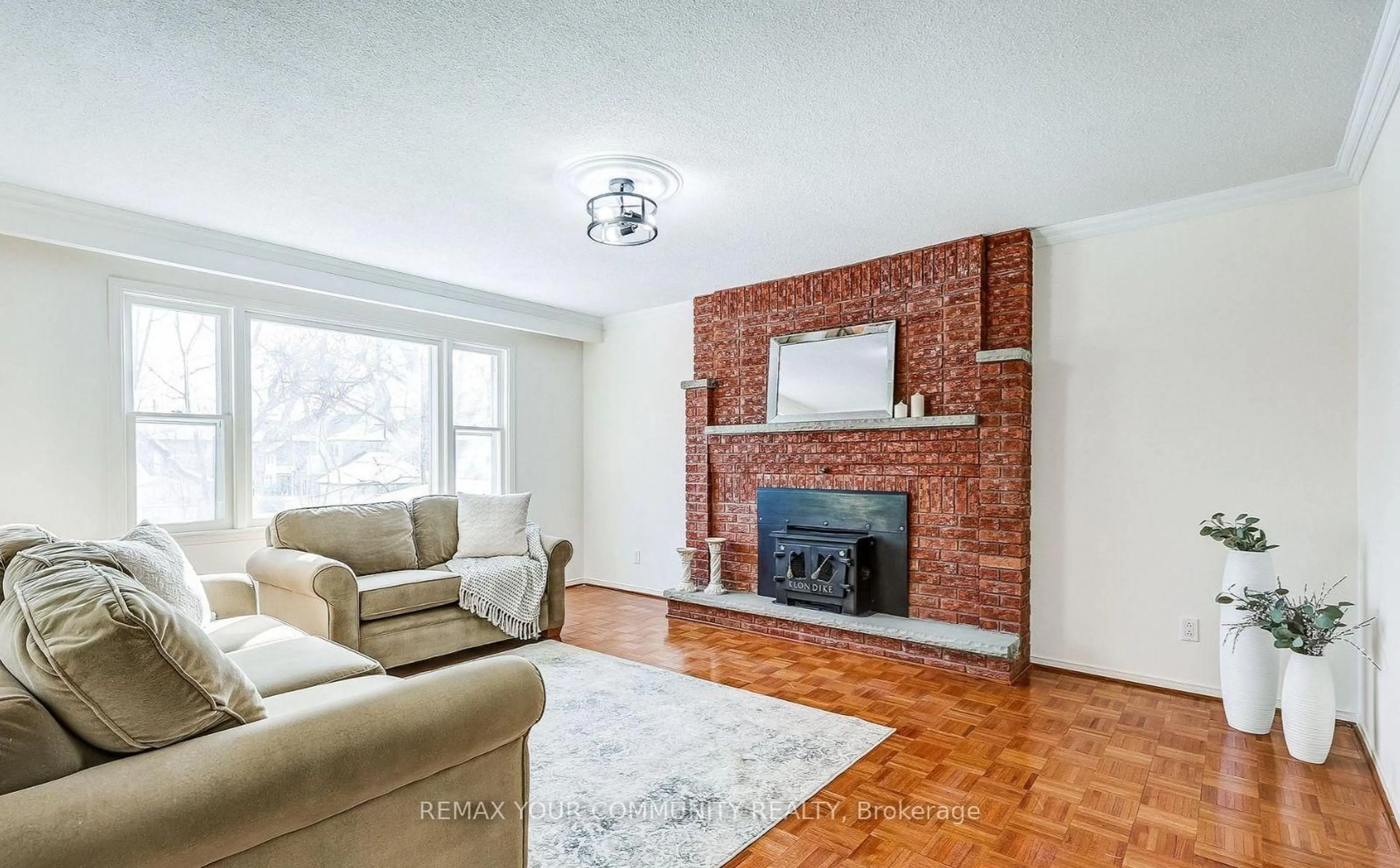 Living room with furniture, unknown for 37 Mackay Dr, Richmond Hill Ontario L4C 6N9