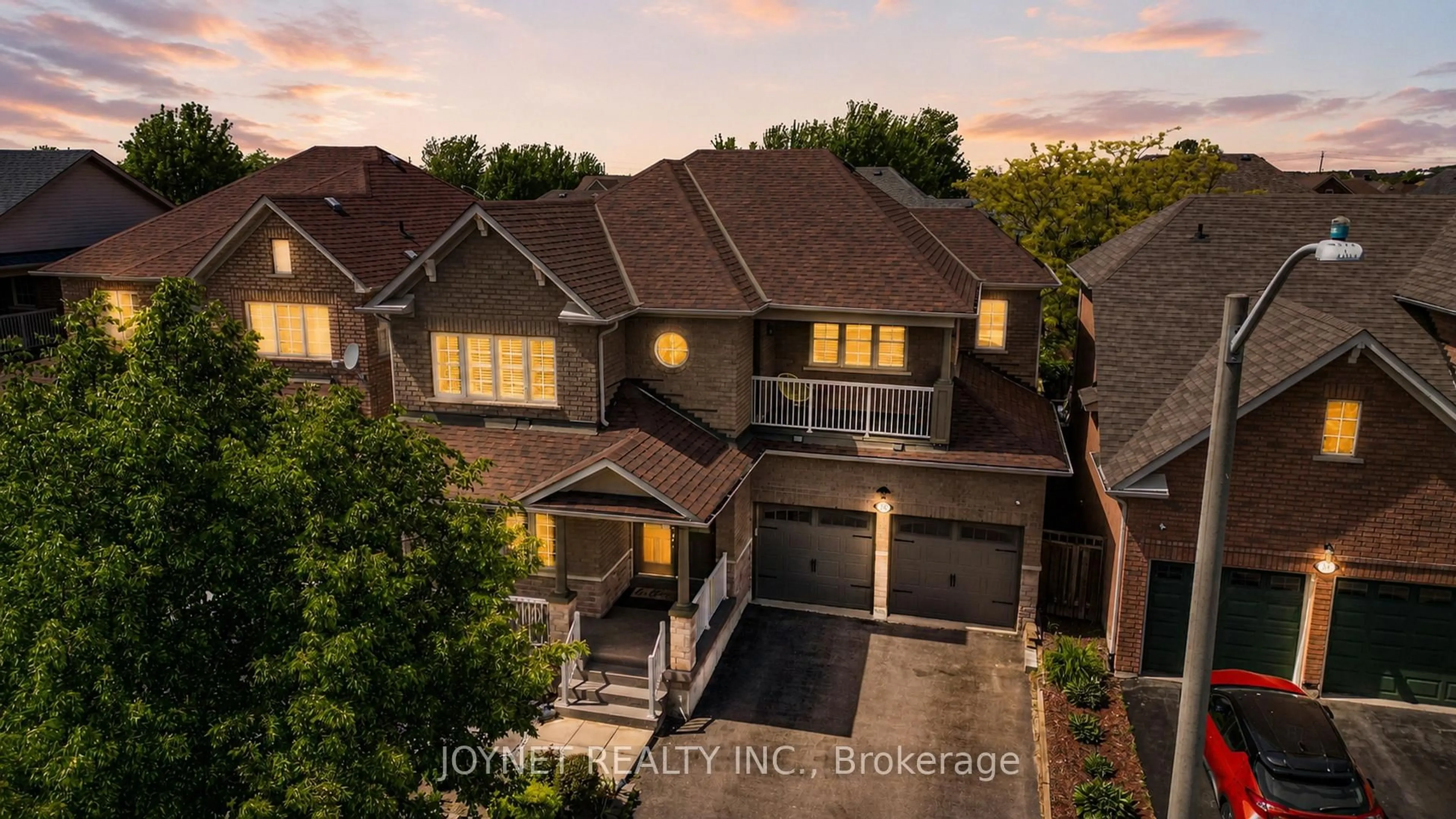 A pic from outside/outdoor area/front of a property/back of a property/a pic from drone, street for 36 Newbridge Ave, Richmond Hill Ontario L4E 3Z9