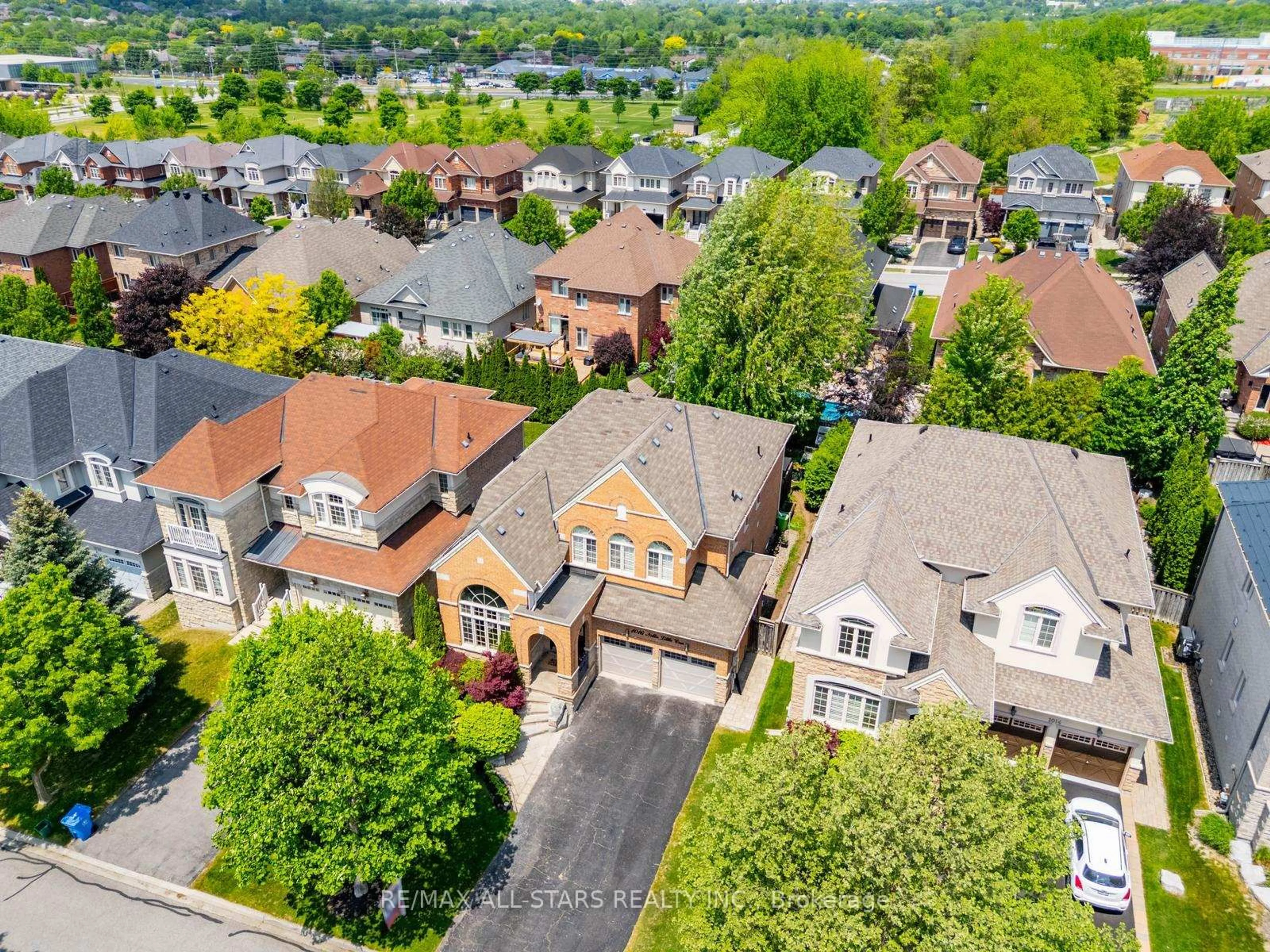 A pic from outside/outdoor area/front of a property/back of a property/a pic from drone, street for 1016 Nellie Little Cres, Newmarket Ontario L3X 3E5