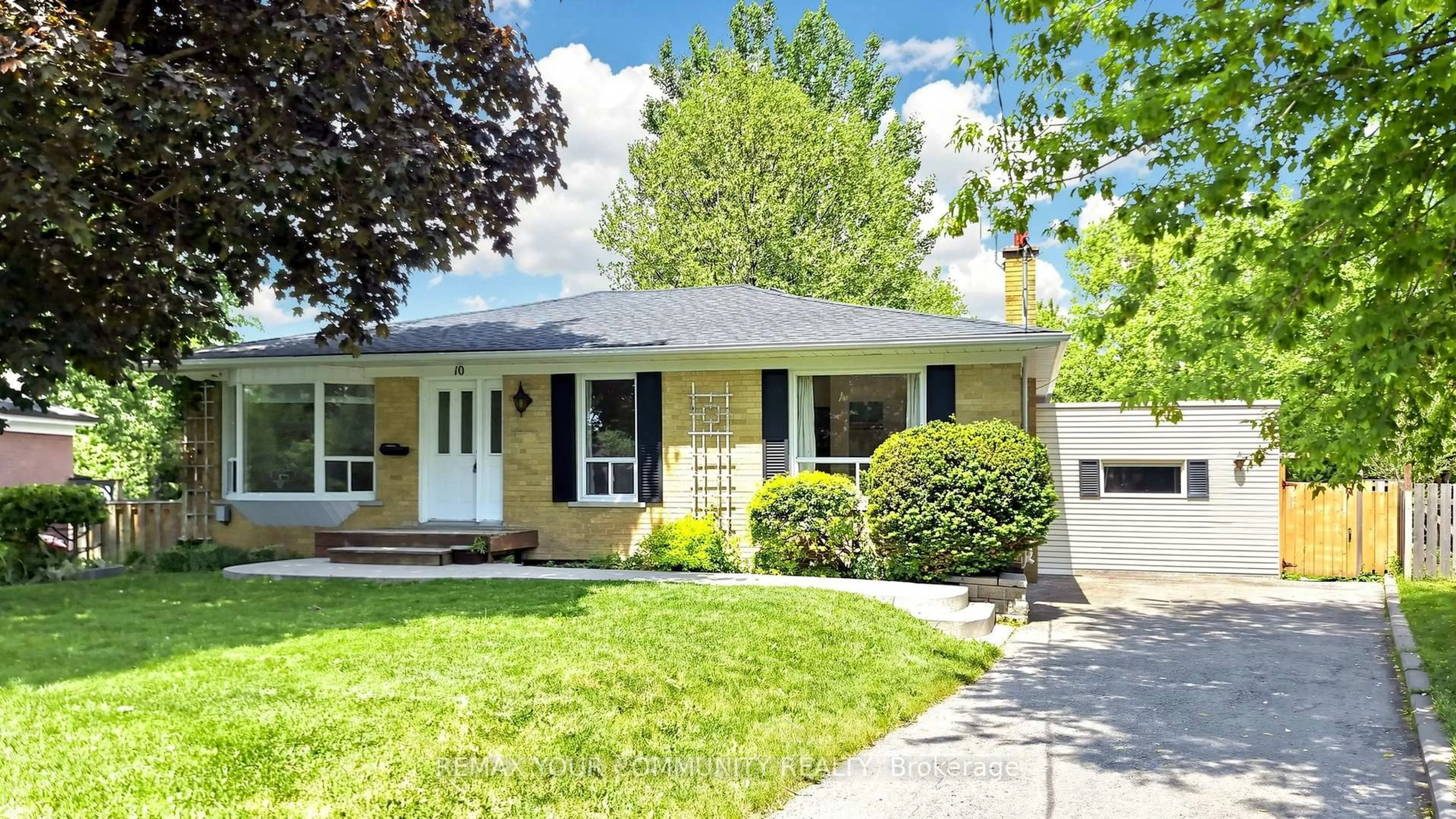 Home with vinyl exterior material, street for 10 Winlaw Pl, Markham Ontario L3P 2C6