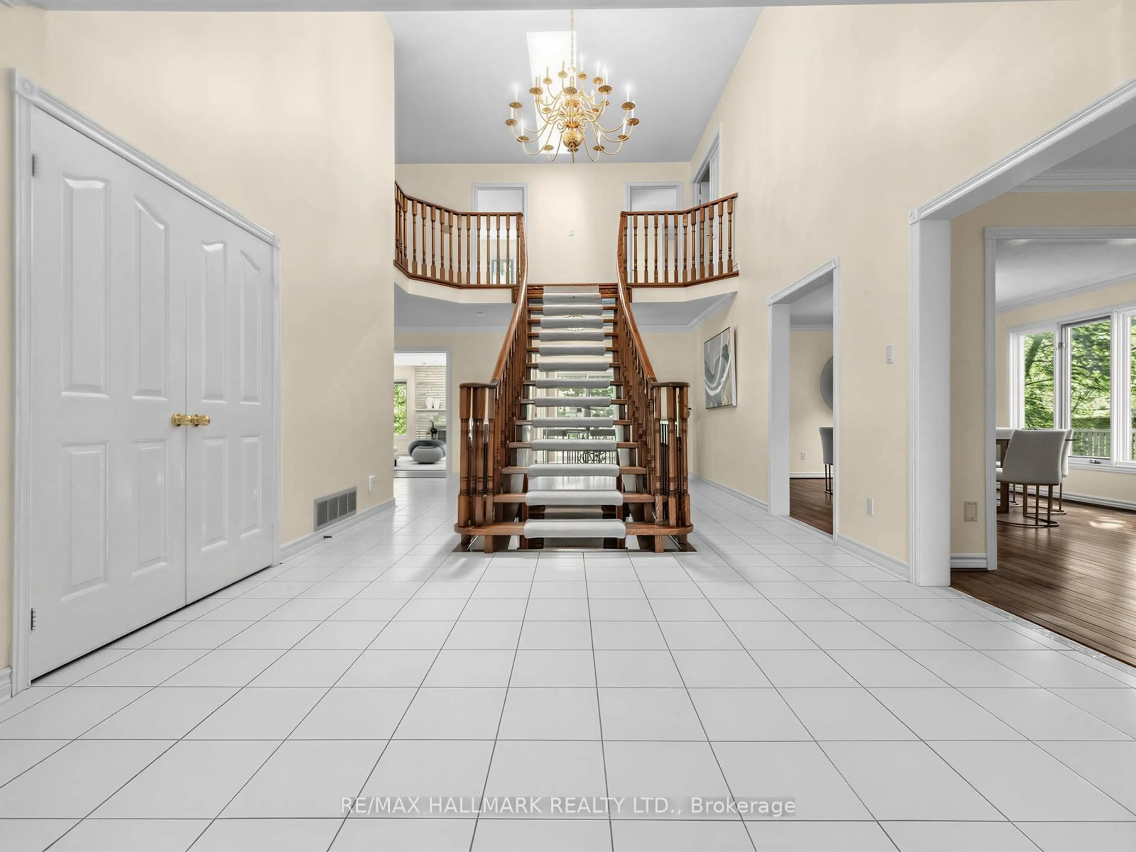 Indoor foyer for 69 King's Cross Ave, Richmond Hill Ontario L4B 2T2
