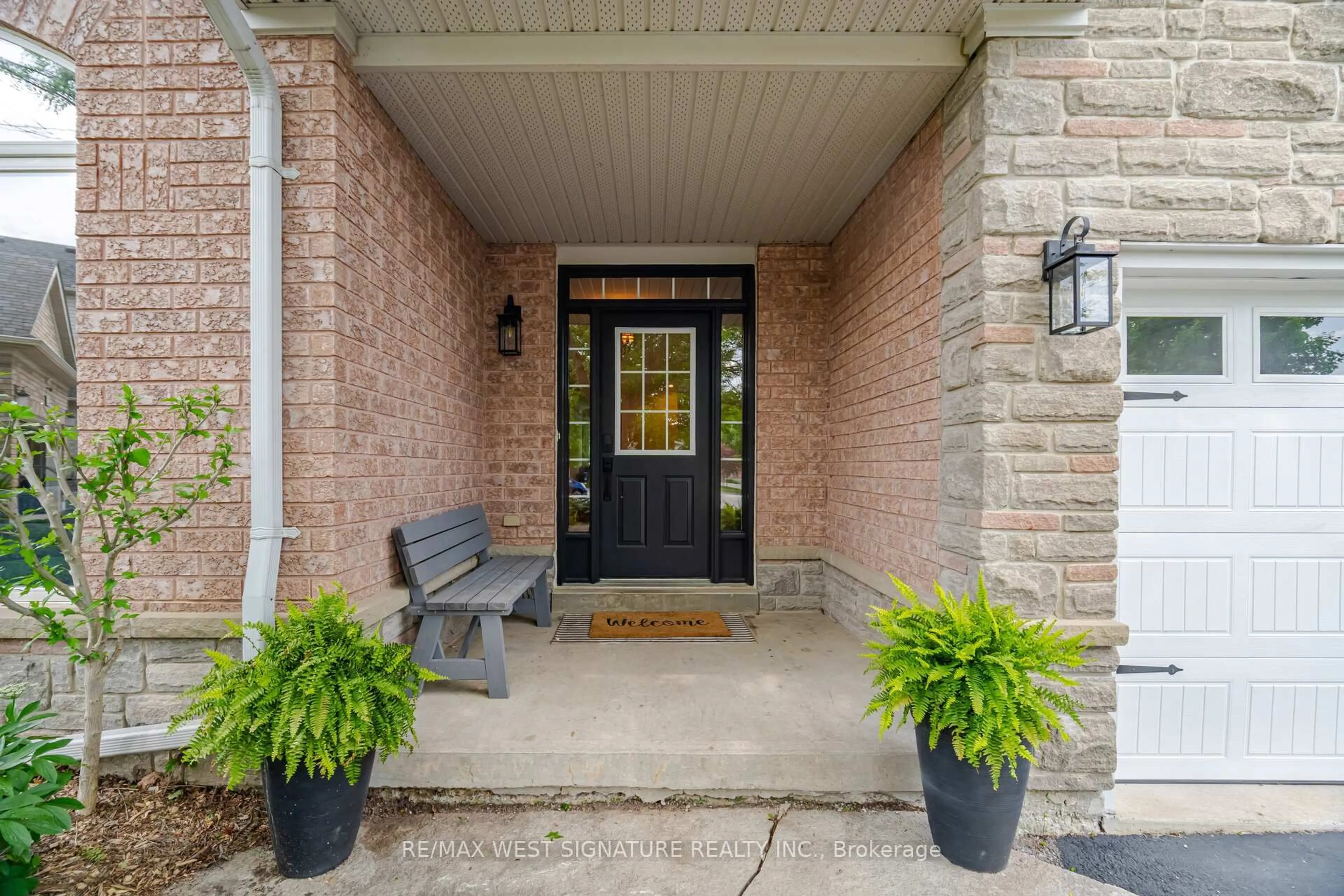 Indoor entryway for 29 Willard Hunt Cres, King Ontario L0G 1N0