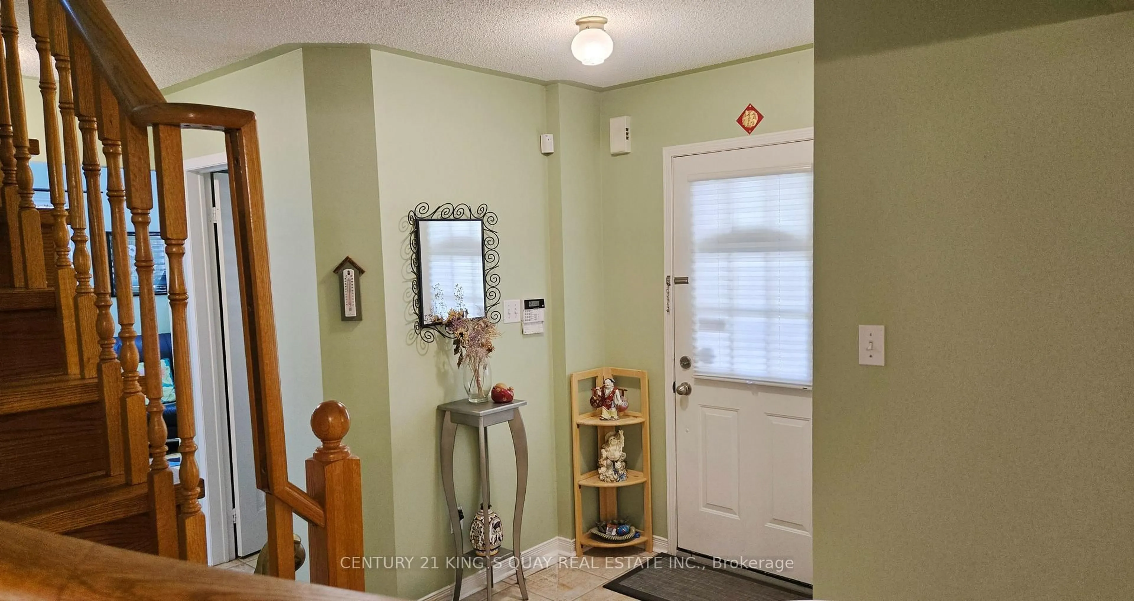 Indoor entryway for 1 Ostick St, Aurora Ontario L4G 7K4
