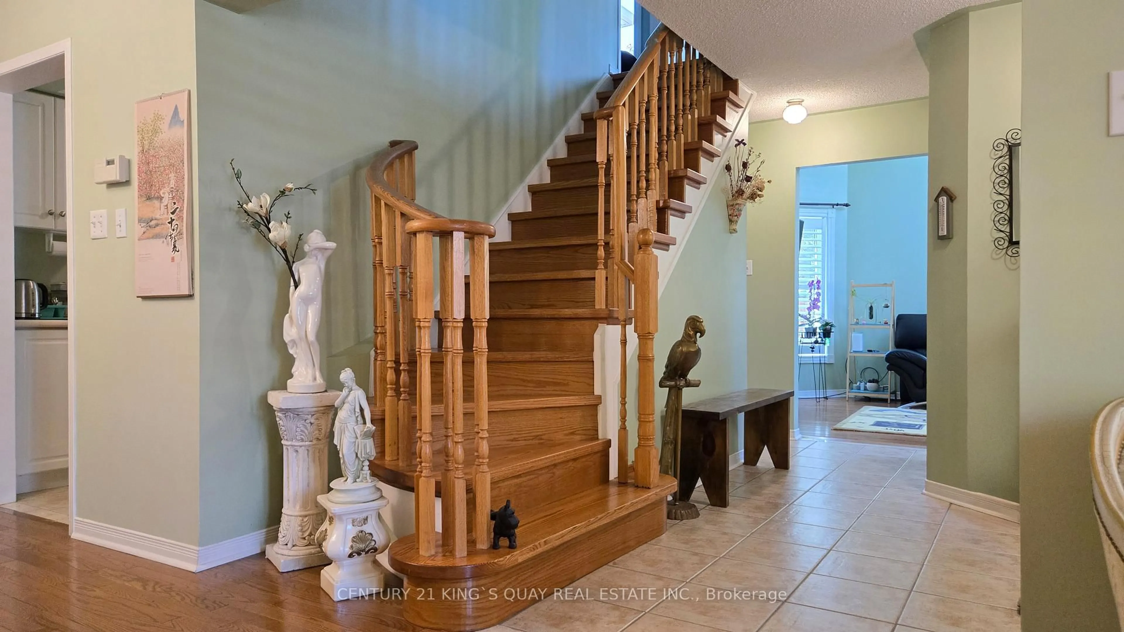 Indoor foyer for 1 Ostick St, Aurora Ontario L4G 7K4
