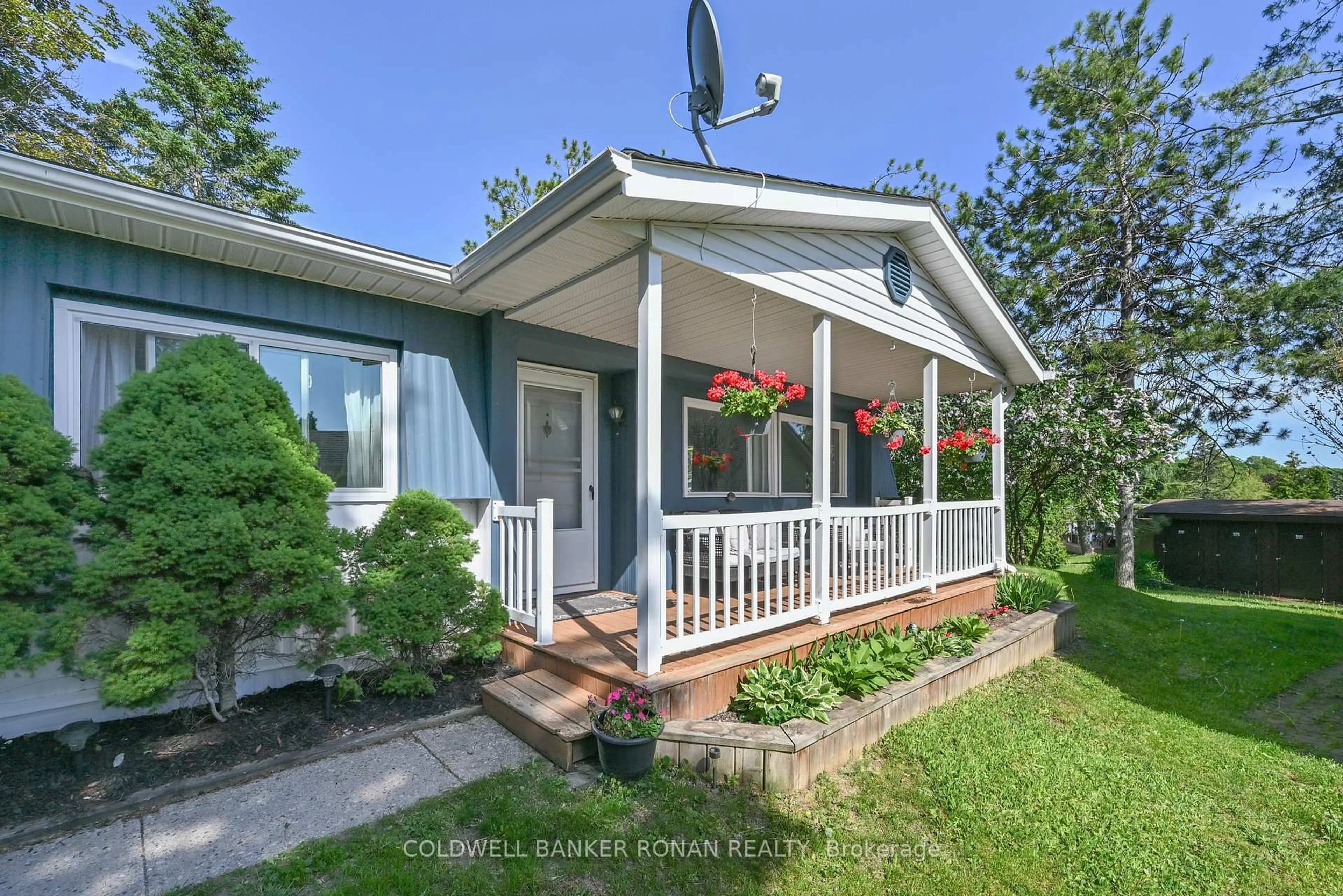 Home with vinyl exterior material, street for 13 Hawthorne Dr, Innisfil Ontario L9S 1P7