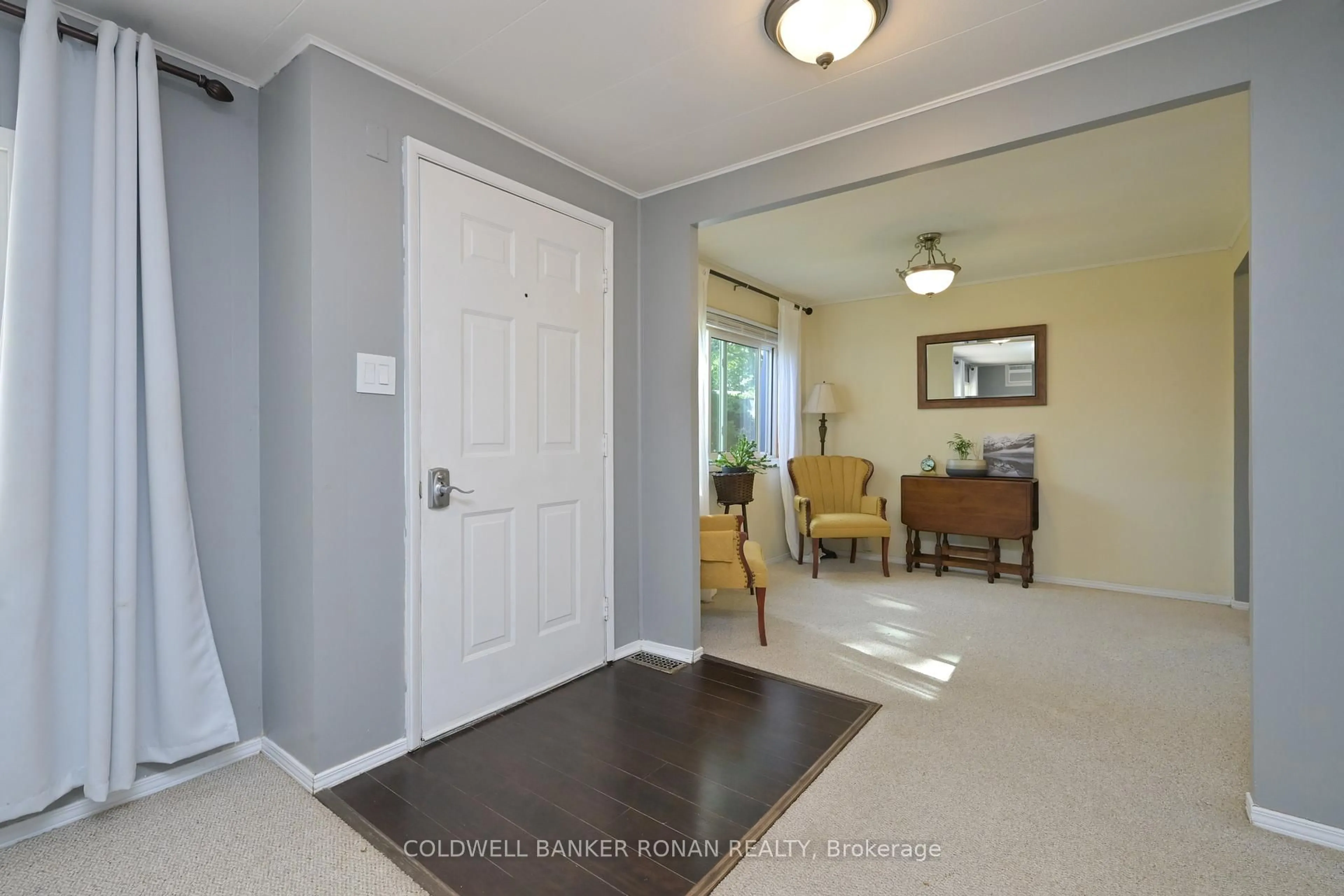 Indoor entryway for 13 Hawthorne Dr, Innisfil Ontario L9S 1P7