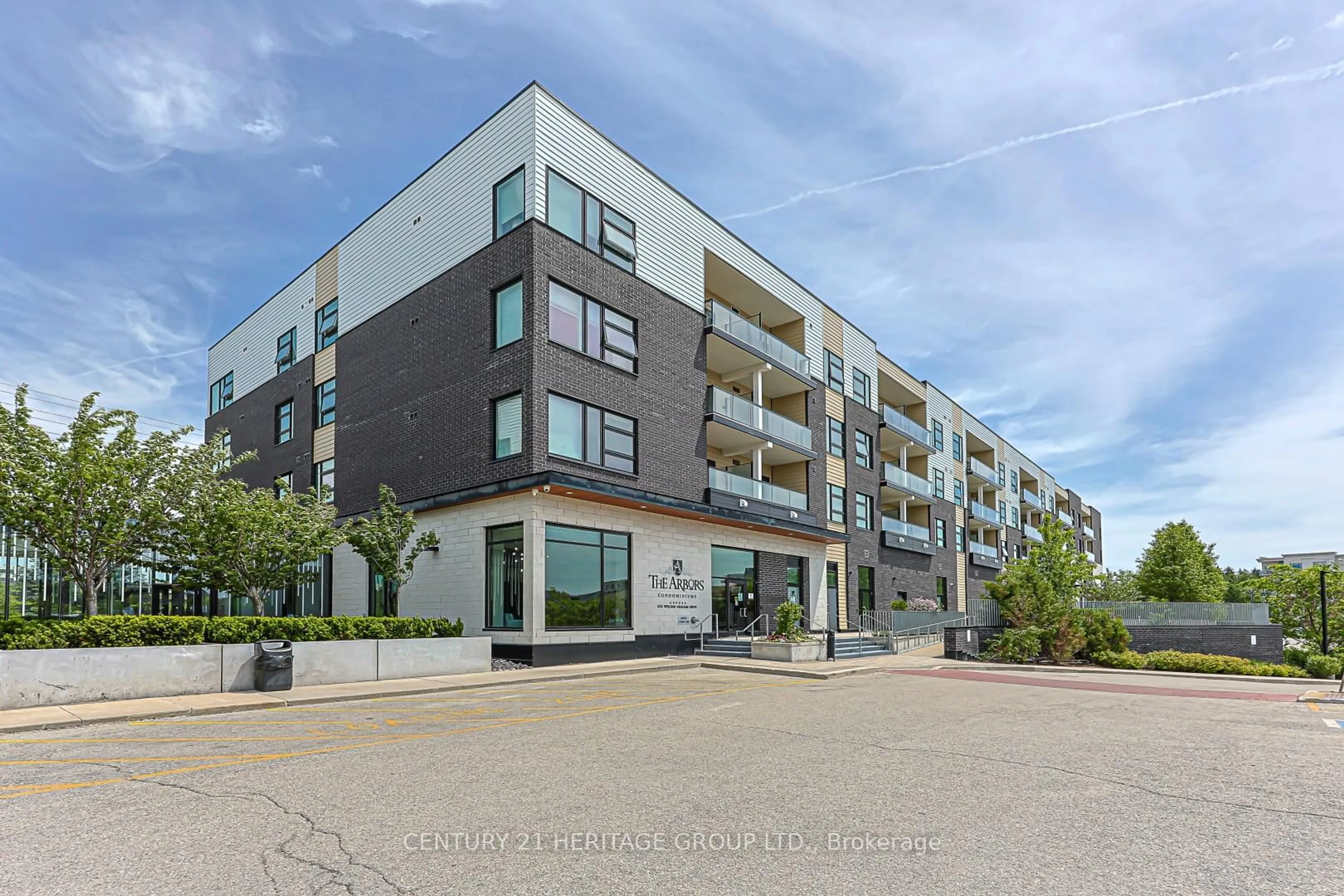 Patio, building for 555 William Graham Dr #208, Aurora Ontario L4G 7C4