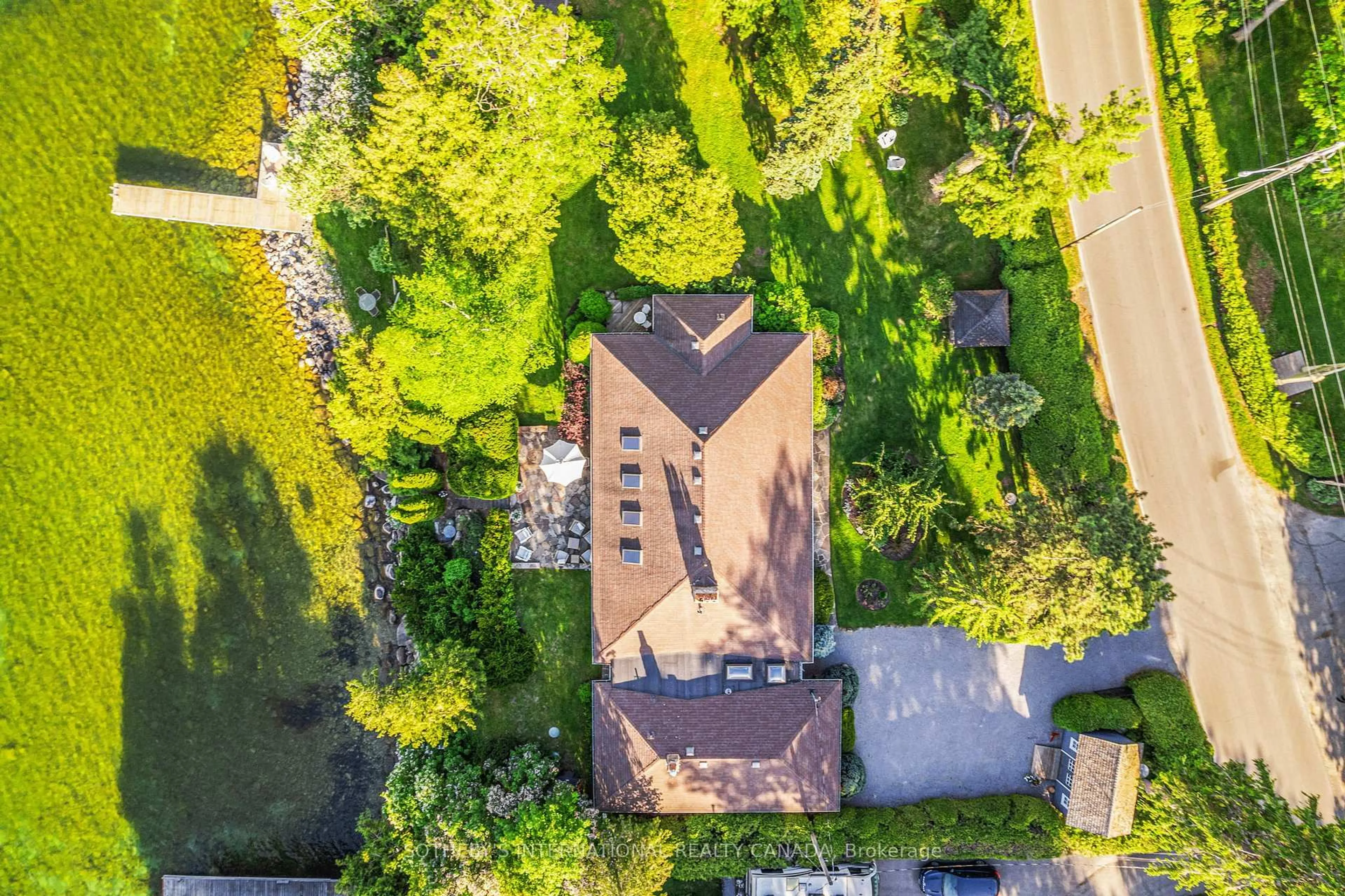 A pic from outside/outdoor area/front of a property/back of a property/a pic from drone, street for 30 Hedge Rd, Georgina Ontario L0E 1R0