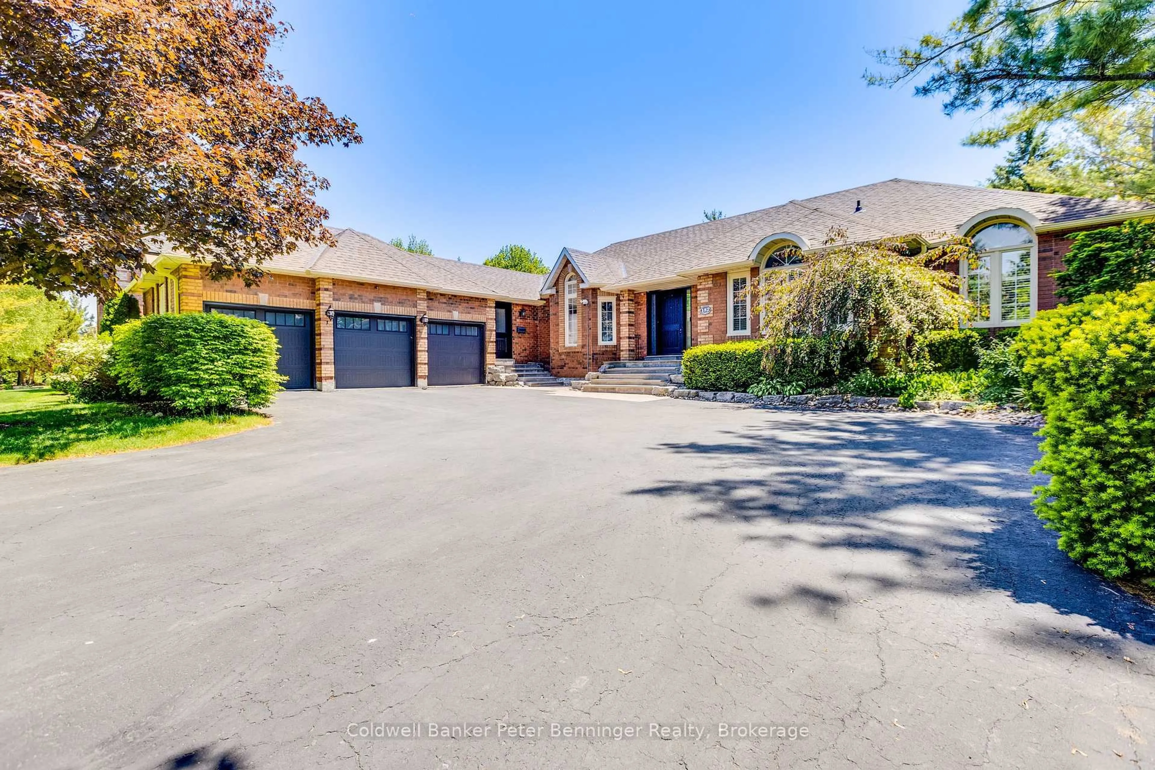 A pic from outside/outdoor area/front of a property/back of a property/a pic from drone, street for 152 Treegrove Circ, Aurora Ontario L4G 6M1