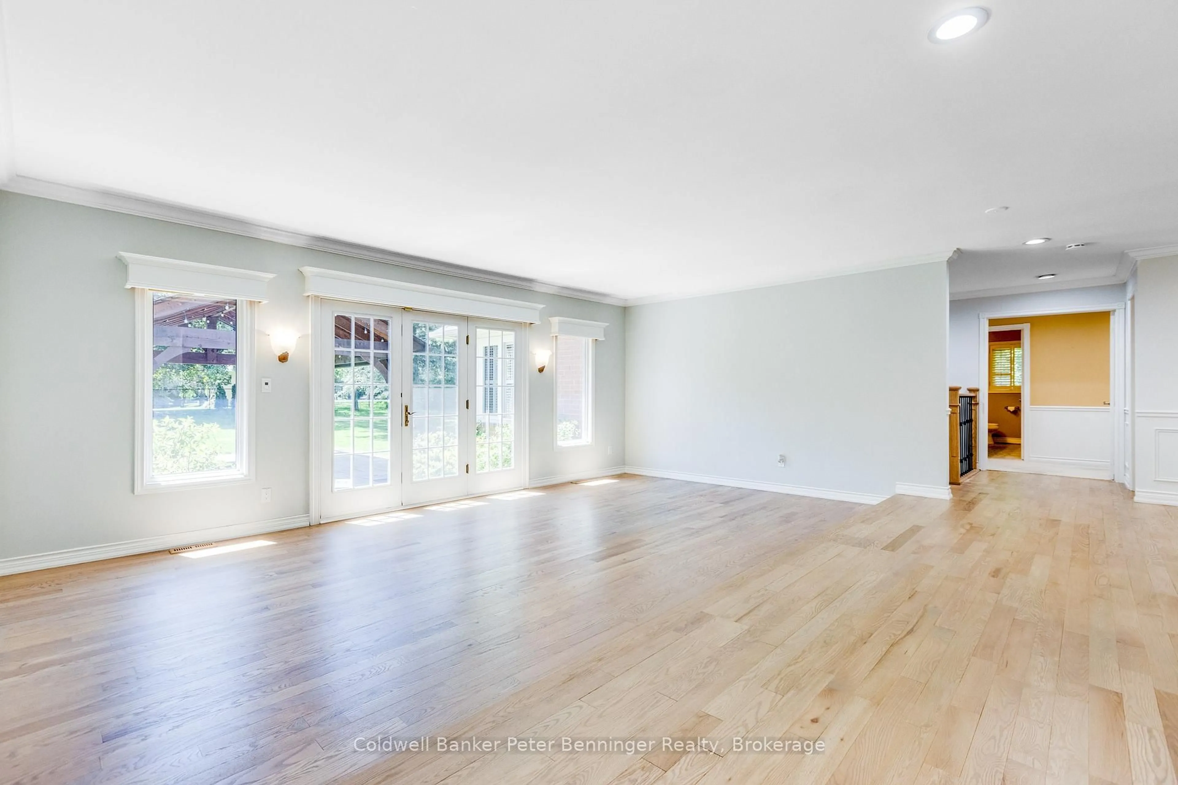 Indoor foyer for 152 Treegrove Circ, Aurora Ontario L4G 6M1