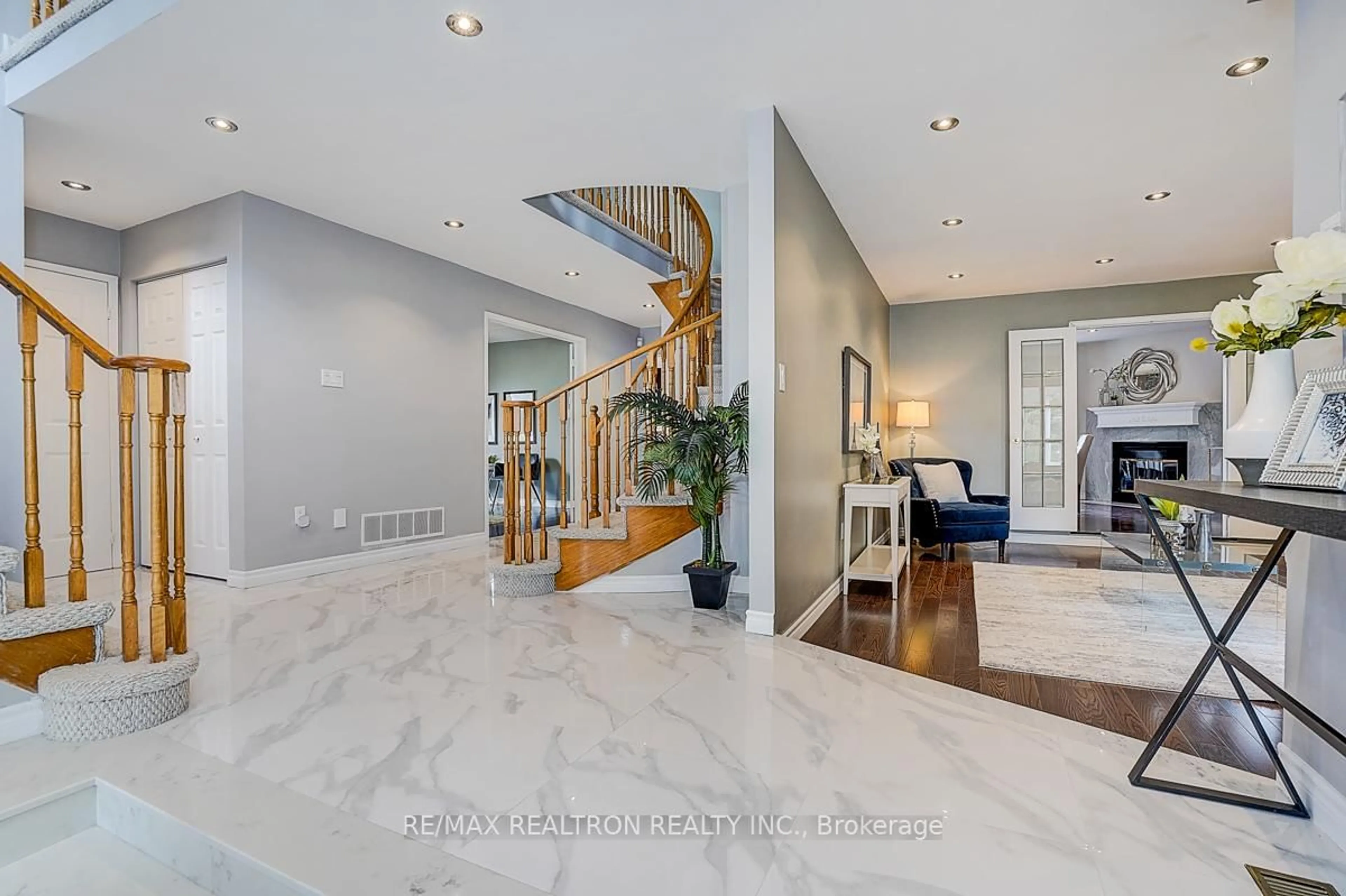 Unknown for 233 Brimson Dr, Newmarket Ontario L3X 1H8