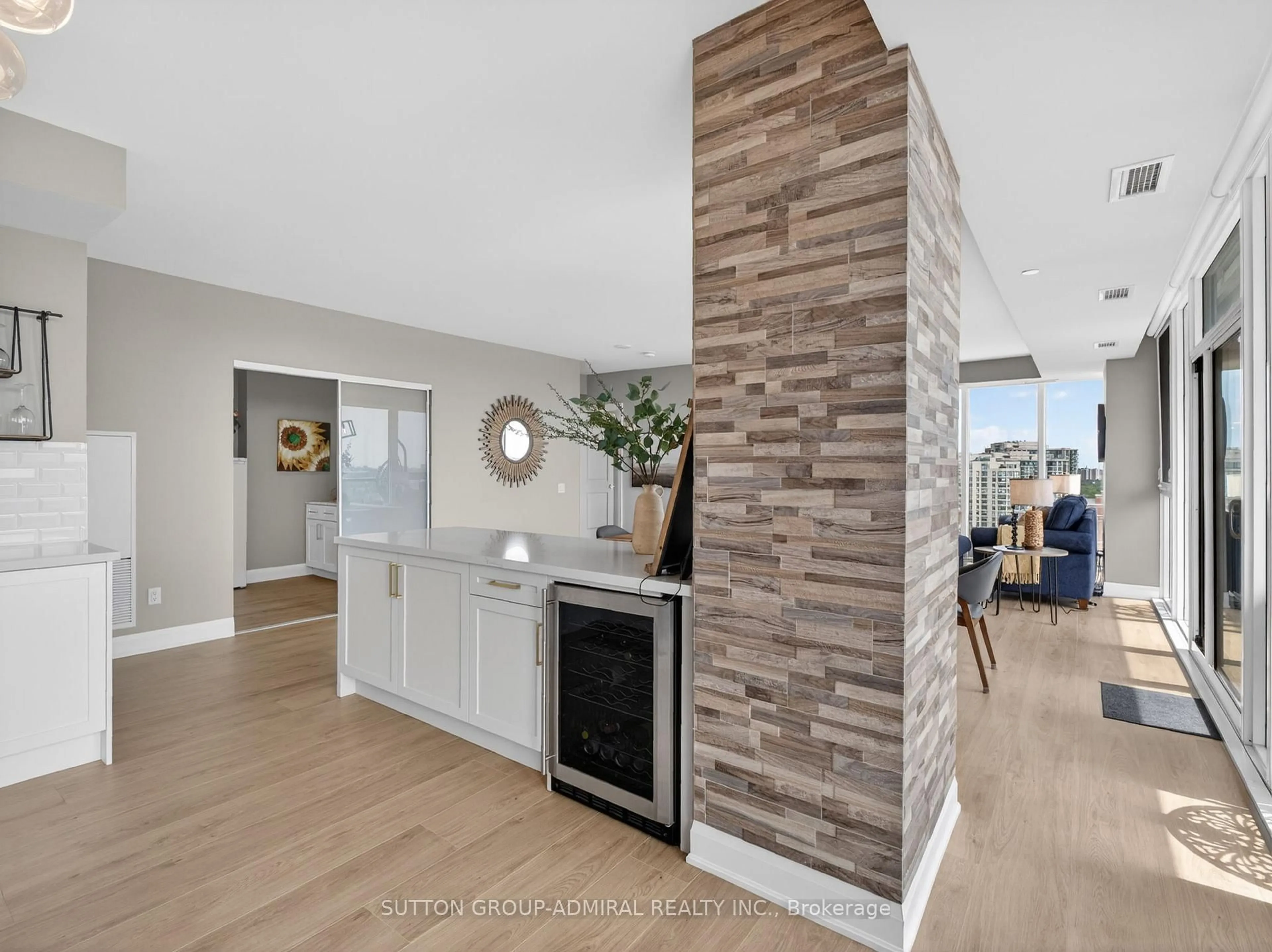 Open concept kitchen, ceramic/tile floor for 10 Gatineau Dr #1303, Vaughan Ontario L4J 0L2