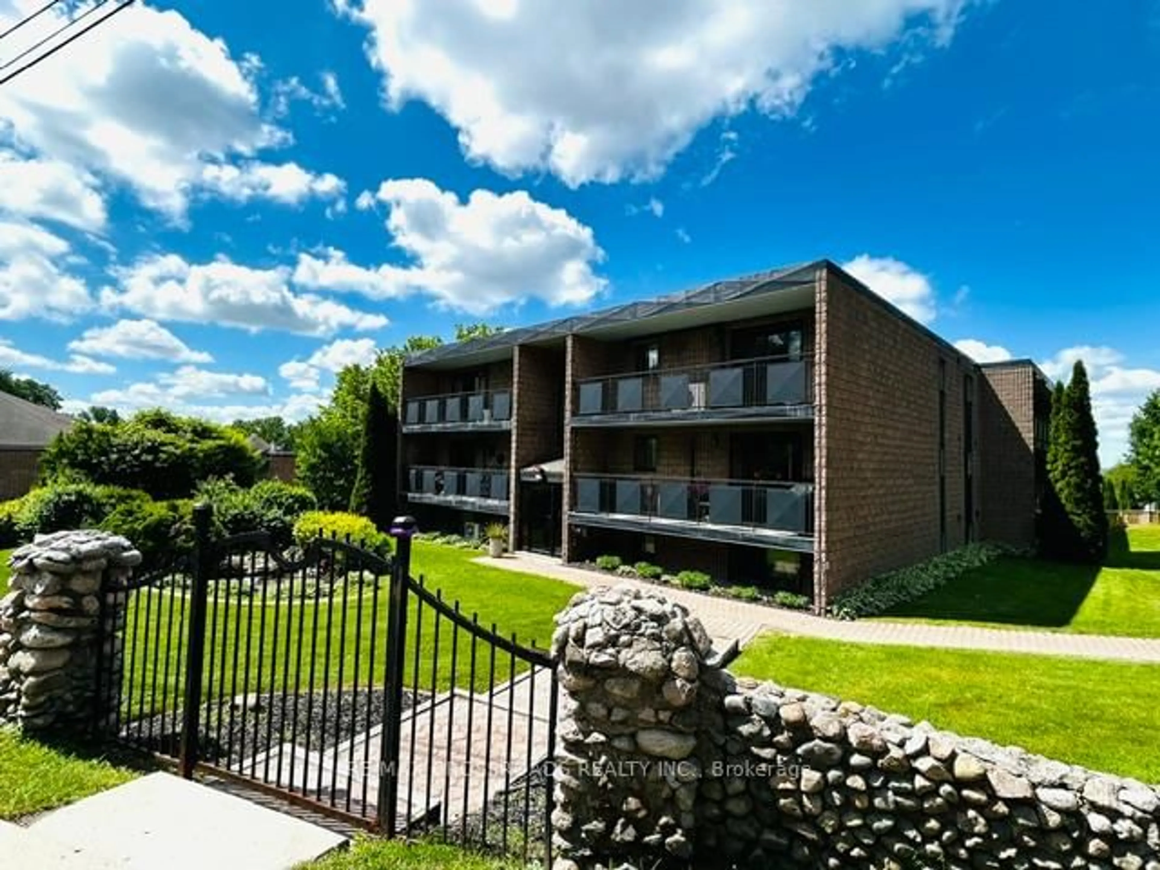 A pic from outside/outdoor area/front of a property/back of a property/a pic from drone, building for 74 The Queensway South Rd #106, Georgina Ontario L4P 1Z3
