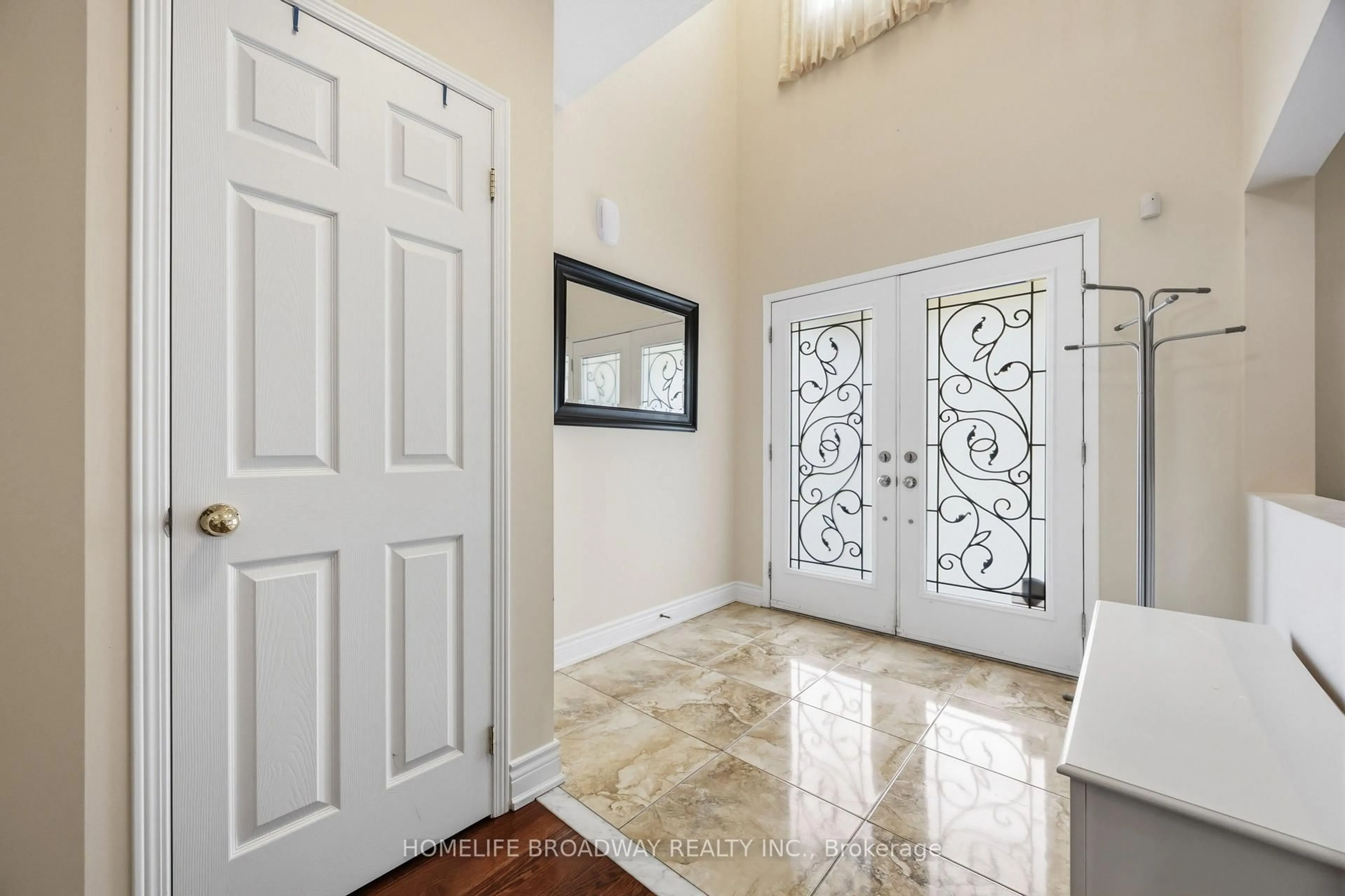 Indoor entryway for 127 Penndutch Circ, Whitchurch-Stouffville Ontario L4A 0N9