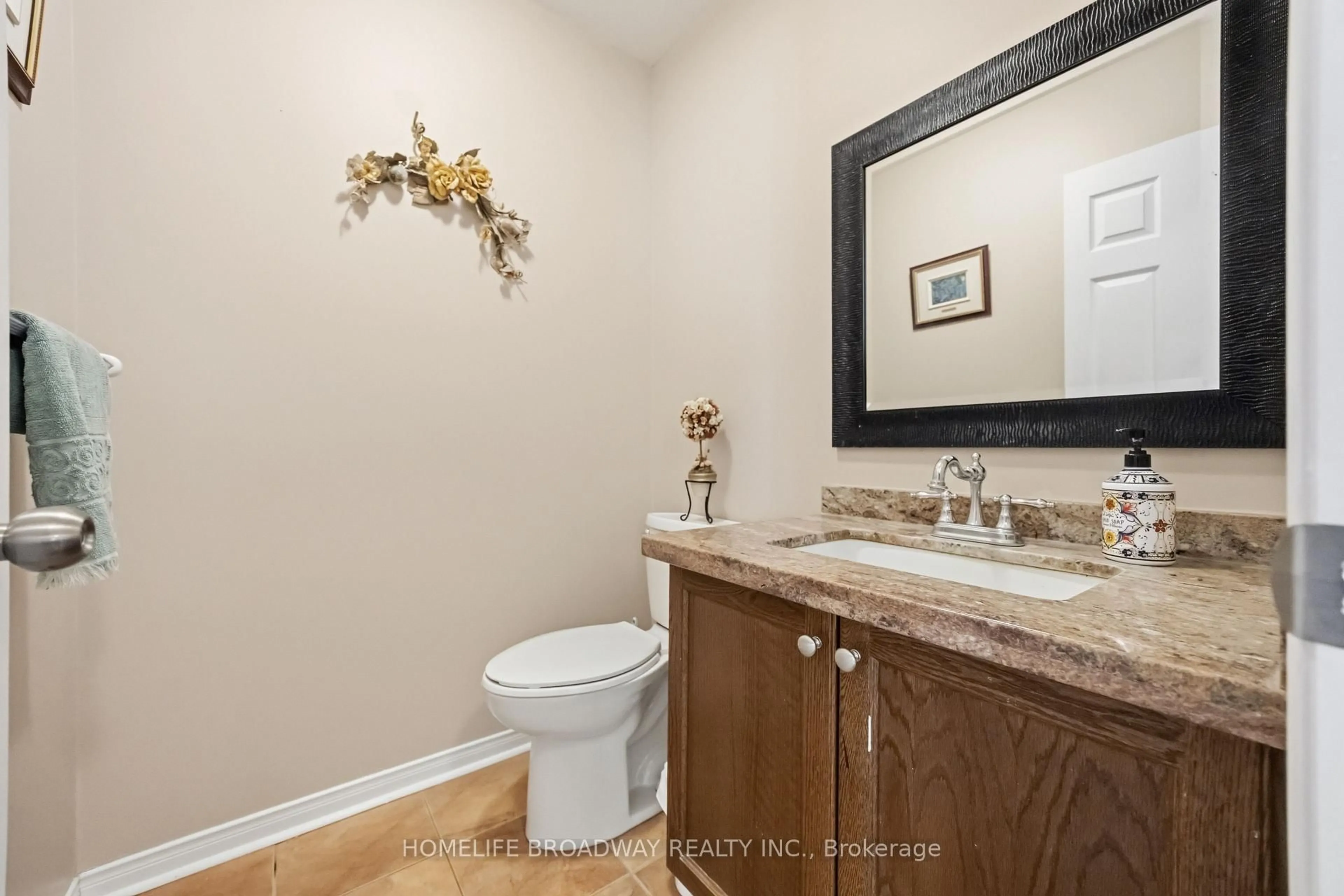 Standard bathroom, ceramic/tile floor for 127 Penndutch Circ, Whitchurch-Stouffville Ontario L4A 0N9
