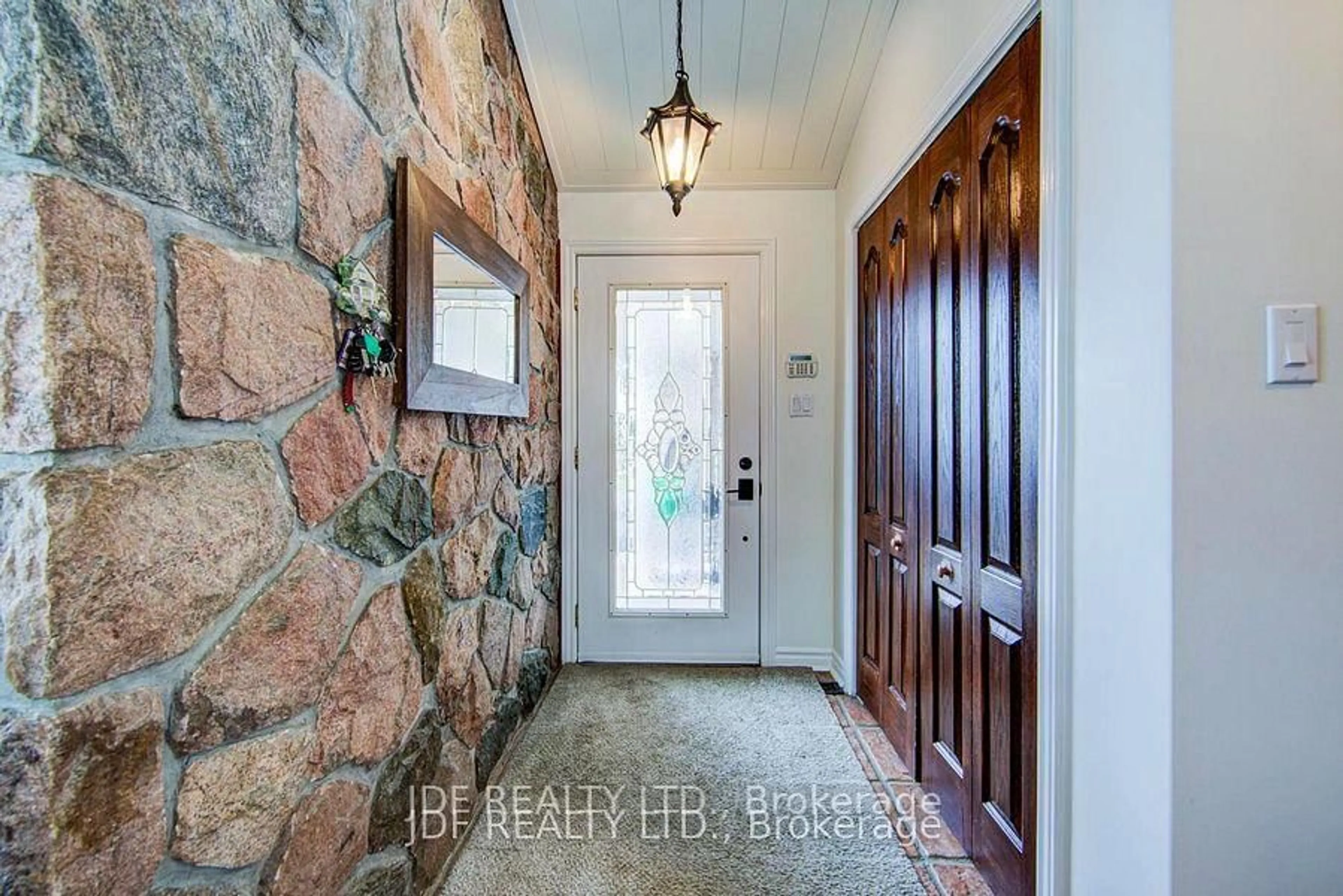 Indoor entryway for 2544 Tottenham Rd, New Tecumseth Ontario L0G 1A0