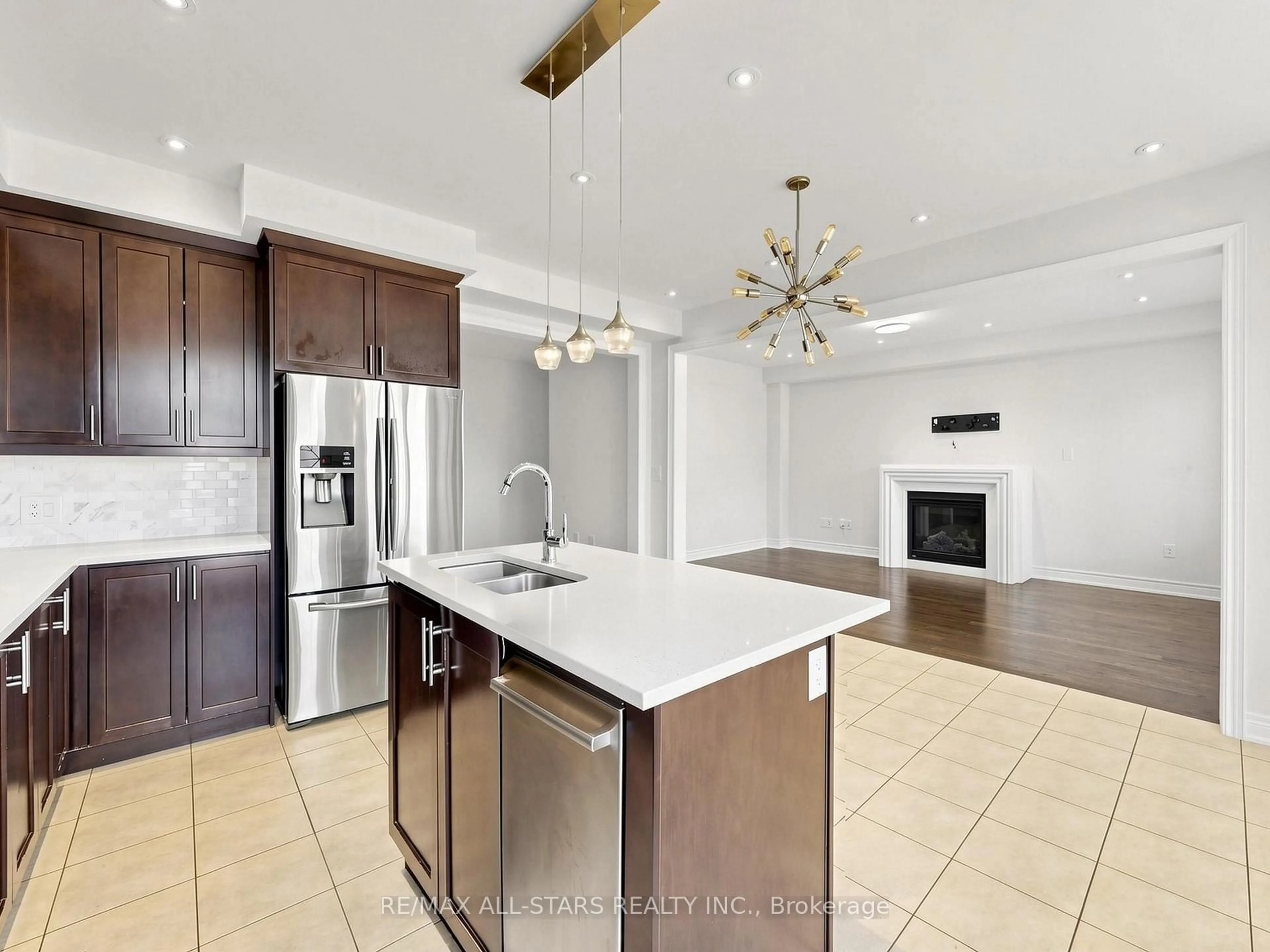 Open concept kitchen, ceramic/tile floor for 29 Mondial Cres, East Gwillimbury Ontario L9N 0S1